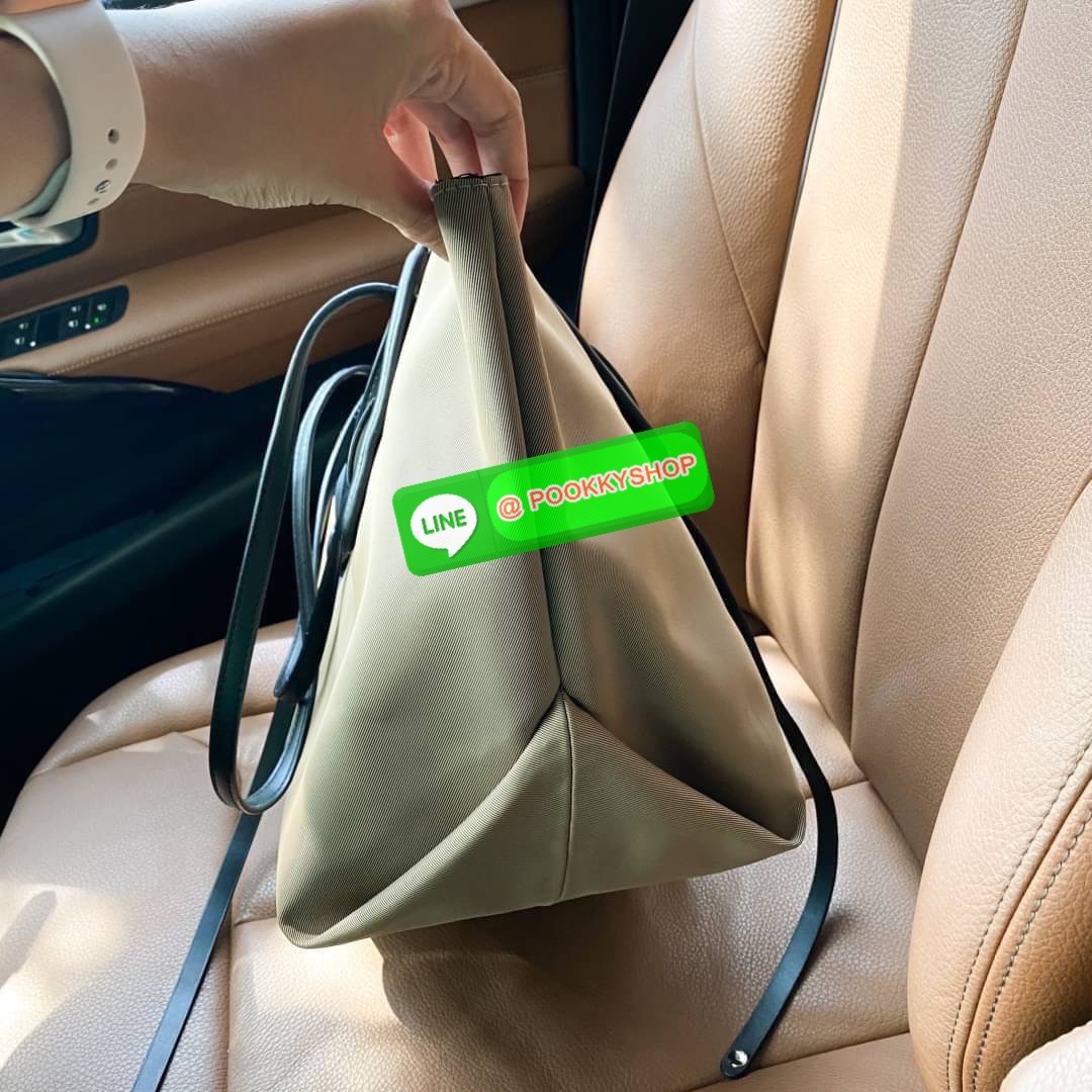 มองหากระเป๋าใบใหญ่แต่น้ำหนักเบาอยู่ไหมคะ ทรงเรียบแต่สวยดูดีมาก ดีไซน์น้อยแต่มาก ใบนี้เป็นสีพื้นที่ดูสวยแพงค่ะ สะพายไหล่แล้วดูเพรียวบาง วัสดุไนล่อน reflect เล่นแสงเงา กับรุ่น นอริส (Noris) ด้านในบุผ้าโพลีเอสเตอร์อย่างดี งานเย็บปราณีตมากค่ะใบนี้ มาพร้อมกระเ