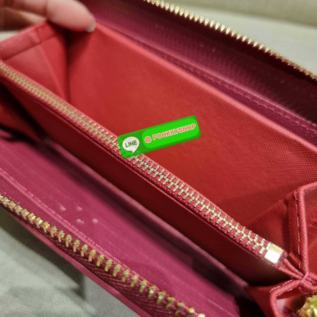 NEW IN!! LV long zip wallet with gwp กระเป๋าสตางค์พรีเมี่ยมกิ๊ฟ ดีไซน์ล่าสุด หนังแก้ววิบวับ หรูหรามาก ใบยาวขนาดกำลังเหมาะมือ ถือแล้วขับผิว ถือออกงานก็คือเลิศ วัสดุหนังแก้วเคลือบผิวกลิตเตอร์ เล่นกับแสงสวยมาก เปิด-ปิดด้วยซิปรอบ ภายในมีช่องใส่บัตรเยอะมาก มีช
