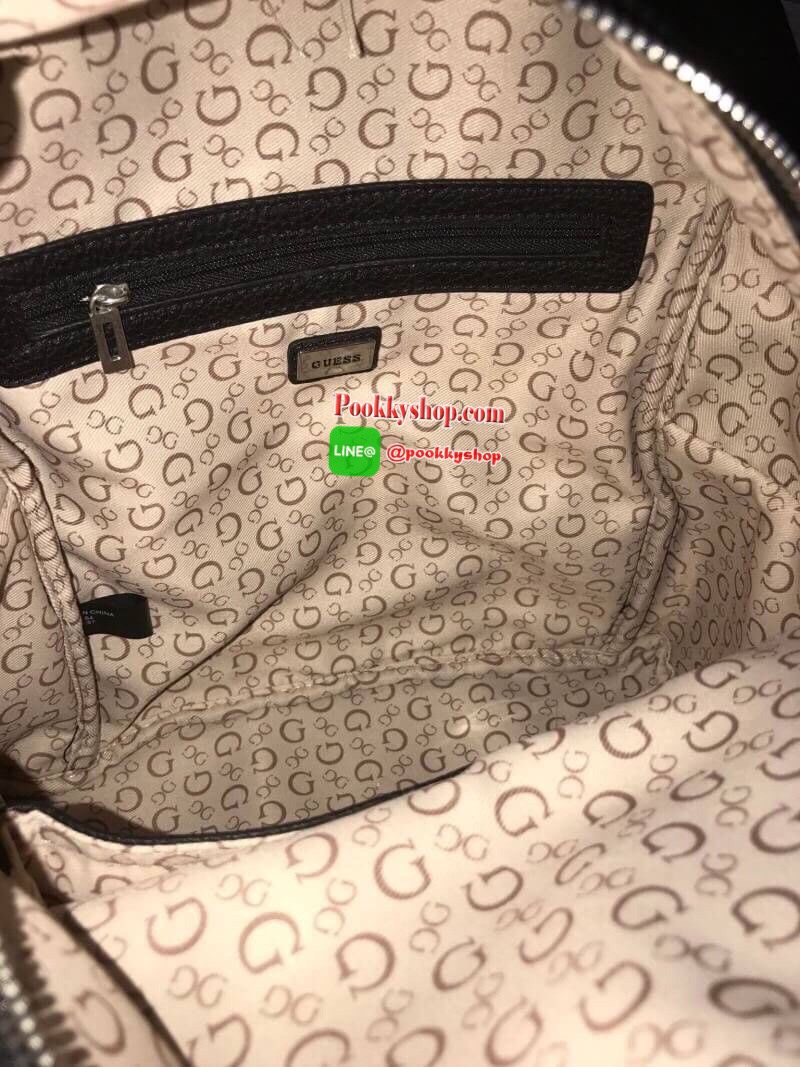 Don't Miss! GUESS WOMAN'S FACTORY BACKPACK กระเป๋าเป้ขนาดกำลังดีวัสดุหนังแกะสังเคราะห์นิ่มสวยน้ำหนักเบา มีหูหิ้วเเละสายสะพายหลังเลื่อนปรับได้ ด้านหน้ามีโลโก้และช่องซิป เปิดปิดด้วยซิปสะดวกใช้ ภายในกว้างใส่เอกสาร ipad ของใช้ได้เยอะ จะสะพายไปเรียนไ