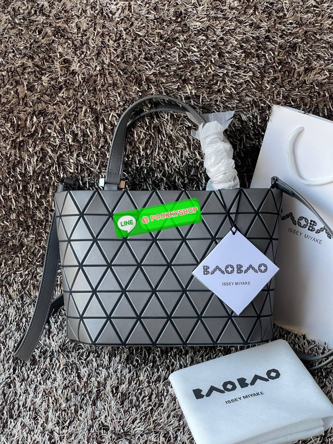 💕BAO BAO ISSEY MIYAKE MATTE CRYSTAL SMALL TOTE เป็นกระเป๋าทรงโท้ทที่มีความพิเศษด้วยการออกแบบแผ่นสามเหลี่ยมแบบใหม่จัดเรียงต่อกันในแนวตั้งเสริมกระเป๋าให้ดูหรูหรา ทันสมัย และดูมีเอกลักษณ์เป็นของตัวเอง อีกทั้งยังมีโครงสร้างฐานตาข่าย นอกจากช่วยให้กระเป
