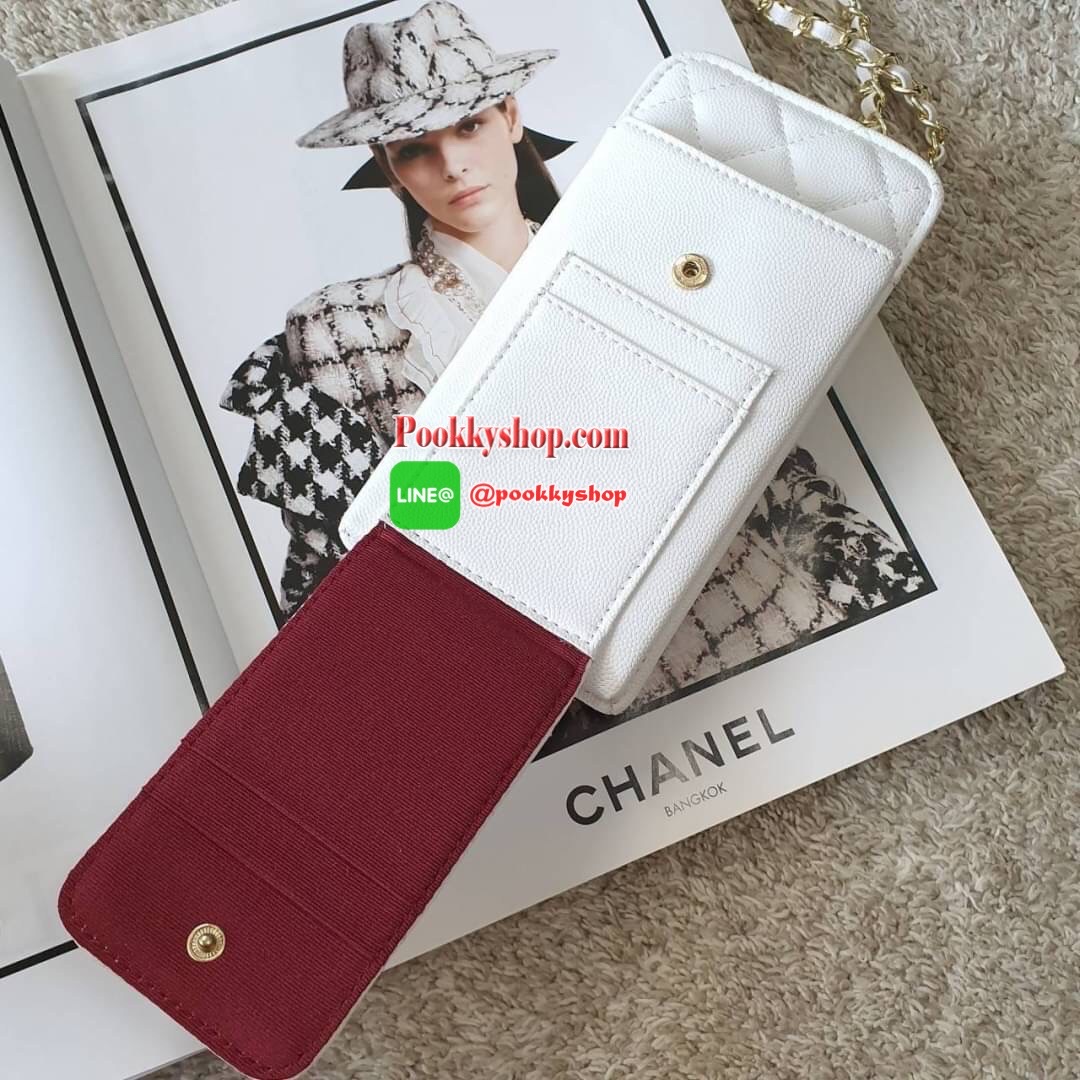NEW ARRIVAL!! CHANEL VIP GIFT WOC BAG กระเป๋าสตางค์คล้องคอ/ Crossbody ที่กำลังมาแรงมาในตอนนี้ ตัวกระเป๋าเป็นกระเป๋าสตางค์หนังพียูลาย CAVIER อะไหล่ทองทั้งใบ ด้านหน้าใส่ iphone+ ได้ เปิดปิดด้วยกระดุมแม่เหล็ก สามารถใส่บัตรได้อีก4ใบด้านใน พลิกมาด้านหลังมีช่อง