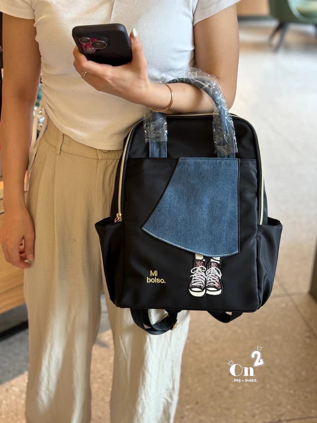 Backpack Miss Zapatos brand วัสดุตัวกระเป๋าทำจากผ้ากันน้ำอย่างดี water proof อะหลั่ยสีทอง กระเป๋าเป็นปากซิป ด้านข้างมีช่องใส่ของทั้ง 2 ด้าน