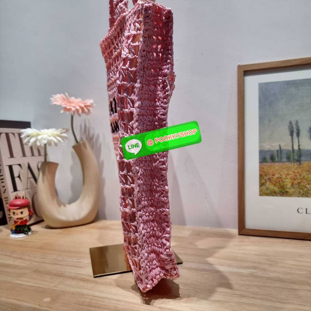 PRADA RAFFIA TOTE BAG สวยไม่ซ้ำใคร สไตล์บีช เหมาะมากกับการสะพายไปเที่ยวทะเล หรือจะใช้ในวันสบายๆก็ตอบโจทย์ กับกระเป๋าสะพายสานใบใหญ่ ตัวกระเป๋าเป็นวัสดุสังเคราห์จากธรรมชาติ สานทอเต็มใบออกมาเป็นลวดลายสวยงาม มีกระเป๋าซับในให้ สำหรับใส่ของเป็นสัดส่วน และรูดปาก