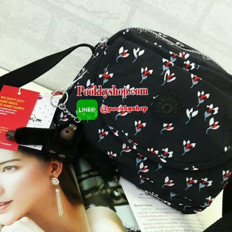 พร้อมส่ง KIPLING mini handbag k15313 กระเป๋าสะพายสุดน่ารัก ด้วยทรงกระเป๋าที่แสนจะน่ารัก มีความโค้งมน ขนาดกำลังดี ใช้งานง่ายๆในทุกวันของคุณ มีช่องด้านหน้าเปิดปิดง่ายด้วยตีนตุ้กแก และช่องอเนกประสงค์ปิดมิดด้วยซิป พร้อมพวงกุญแจน้องลิงอันเป็นเอกลักษณ์ของแบรนด์