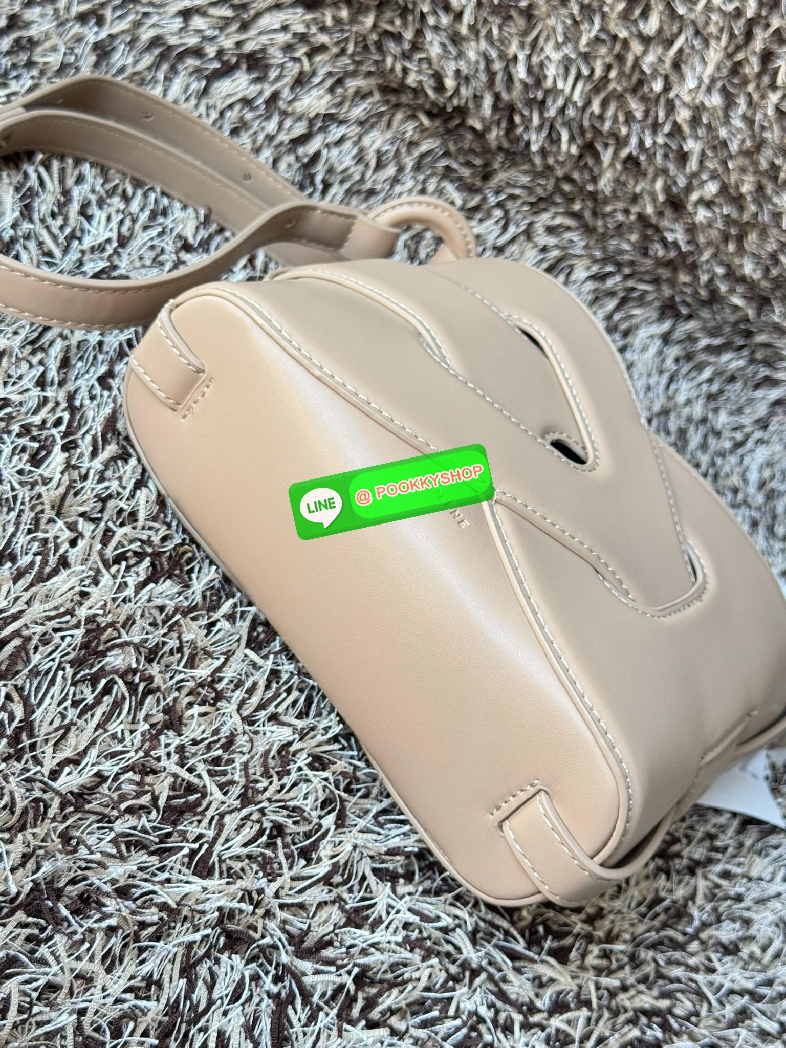 💕 Polene Nodde EDITION SMOOTH ใครที่อยากได้กระเป๋าเรียบๆ แต่ดูมีอะไร ขอแนะนำรุ่น Nodde หิ้วแล้วสวยแบบ Quiet Luxury โลโก้แบรนด์ถูกปั๊มไว้บริเวณด้านล่างของกระเป๋าอย่างประณีตจนแทบสังเกตไม่เห็น ฐานกระเป๋าถูกออกแบบมาให้เนียนเรียบ ปราศจากหมุด ในขณะที่ด้