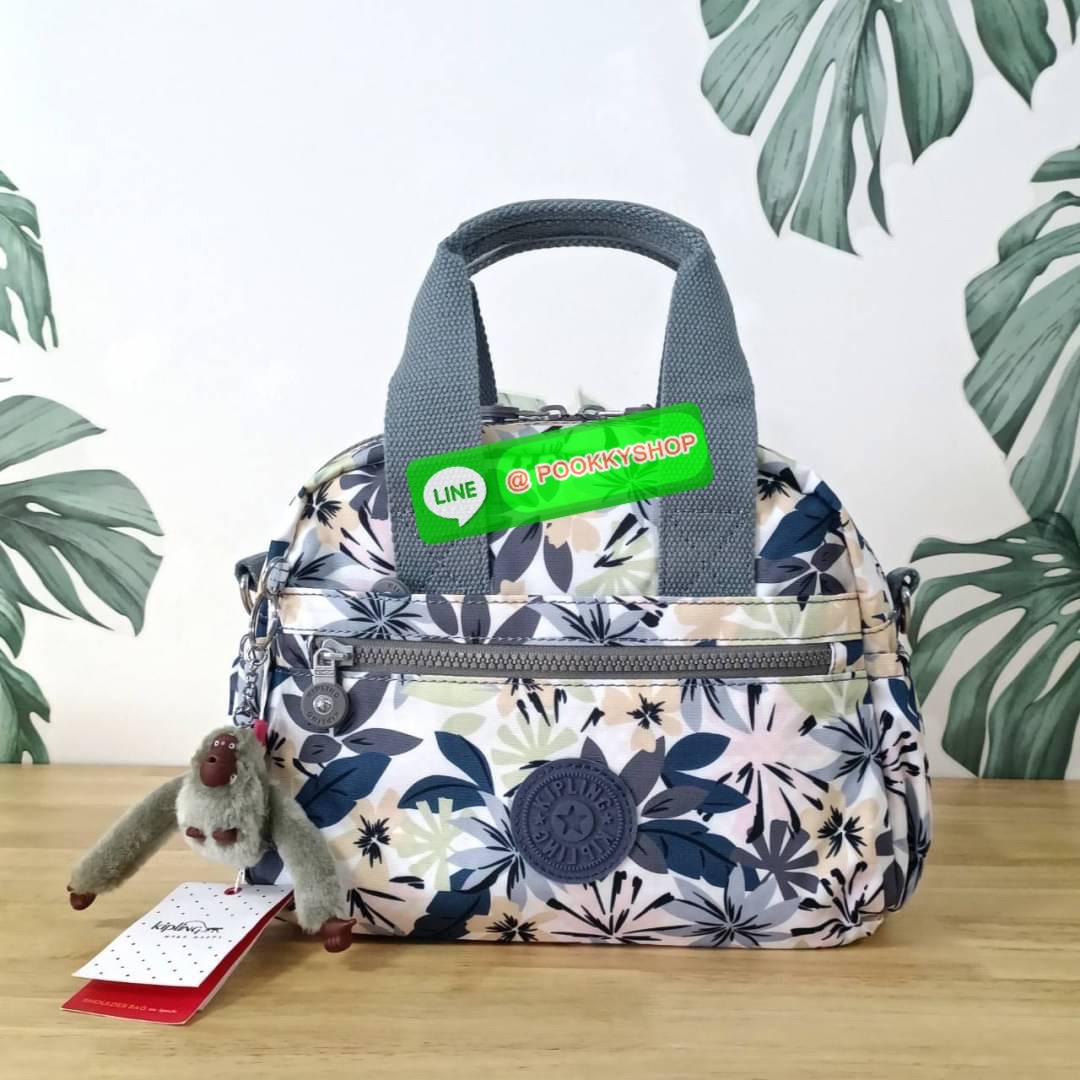 Kipling K1006 Handbag กระเป๋าถือหรือสะพาย วัสดุ Polyester 100% รุ่นใหม่ มีให้เลือกทั้งแบบเรียบ และ ลายน่ารัก มีช่องแยกด้านหน้า 2 ช่อง ช่องหลักโล่งกว้าง พร้อมช่อง pocket แยก 2 ช่อง ใช้งานได้ครบครัน สามารถสตางค์ใบยาวได้ ขนาดกำลังดี จะใช้ทำงาน ไปเรียน หรือ ถ