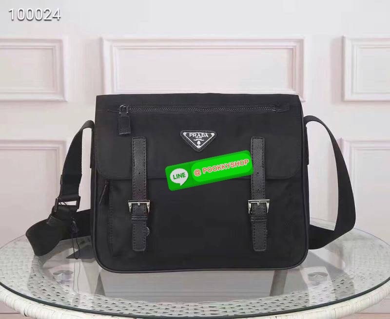 Prada Nylon Travel Bag กระเป๋าถือวัสดุผ้า nylon เนื้อหนา ใบใหญ่ คุณภาพดี อะไหล่เงินสวยหรู ผสมหนังแท้ ด้านหน้าประดับ logo brand ช่องหลักเปิดปิดด้วยซิป ภายในโล่งกว้างจุได้เยอะแบบจุใจ มีช่องซิป และช่องเล็ก ซับในพิมพ์ลายโลโก้แบรนด์สวยๆ มาพร้อมสายสะพายยาว ปรับ