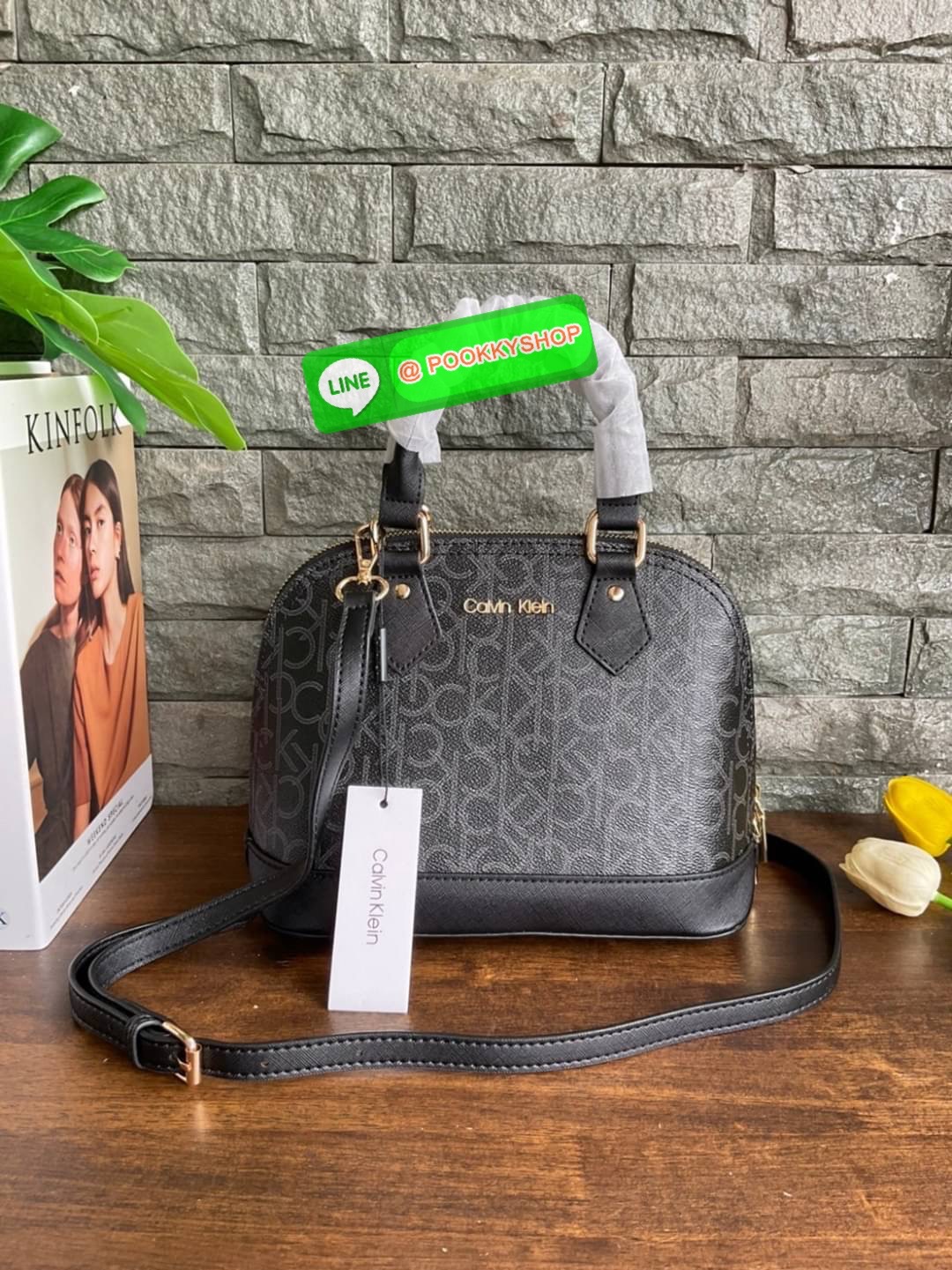 🚚 พร้อมส่ง 🚚 New arrival !! Calvin Klein Dome Mini Bag ( ขนาด 10” ) 💋สวยเก๋ ก่อนใครแน่นอนค่ะ ตามคำเรียกร้อง สวยหรูดูดีมาก สีสวยน่ารัก กระเป๋าสะพายแบบครอสบอดี้ ขนาดมินิ เป็นรุ่นที่ได้รับความนิยม แข็งแรงทนทาน จึงครองใจใครหลายคน วัสดุ