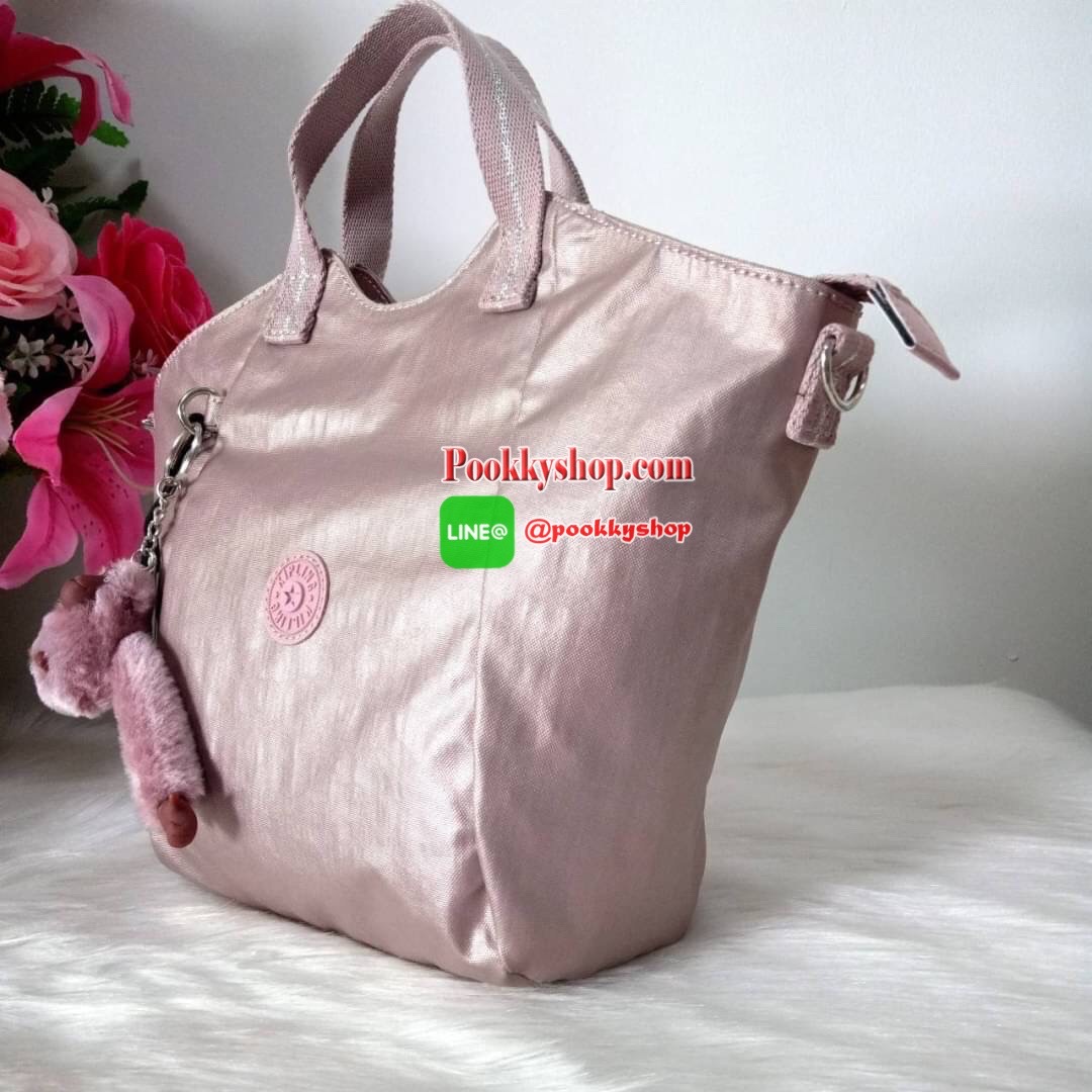 KILING NORI Handbag & Shoulder bag กระเป๋าถือหรือสะพายขนาดกลาง ทำจากวัสดุ ผ้า Nylonเคลือบ+Polyester น้ำหนักเบา จุดเด่นที่ช่องหลักมีขนาดใหญ่ พร้อมช่องซิปแยกย่อย สามารถใส่สัมภาระได้เยอะ มาพร้อมสายสะพายยาว สามารถปรับระดับได้ตามความต้องการ มีพวงกุญแจลิงห้อยตา