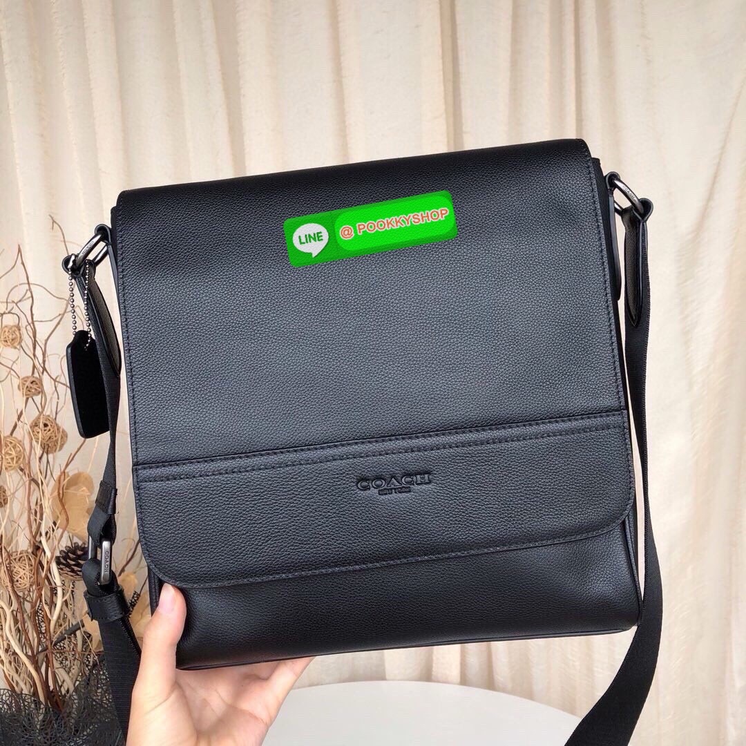 Coach F73339 F73340 – Hudson Crossbody Bag in Signature Embossed Leather “จะวันทำงานหรือวันสบาย ๆ แค่สะพายใบนี้…ก็เหมือนใส่ความเท่ติดตัวไว้แล้ว” Coach Hudson Crossbody F73340 กระเป๋าหนังแท้ลาย C ปั๊มลึก ทรงเหลี่ยมเรียบหรู โทนดำทั้งใบ เหมาะกับผู้ชายที่อยาก