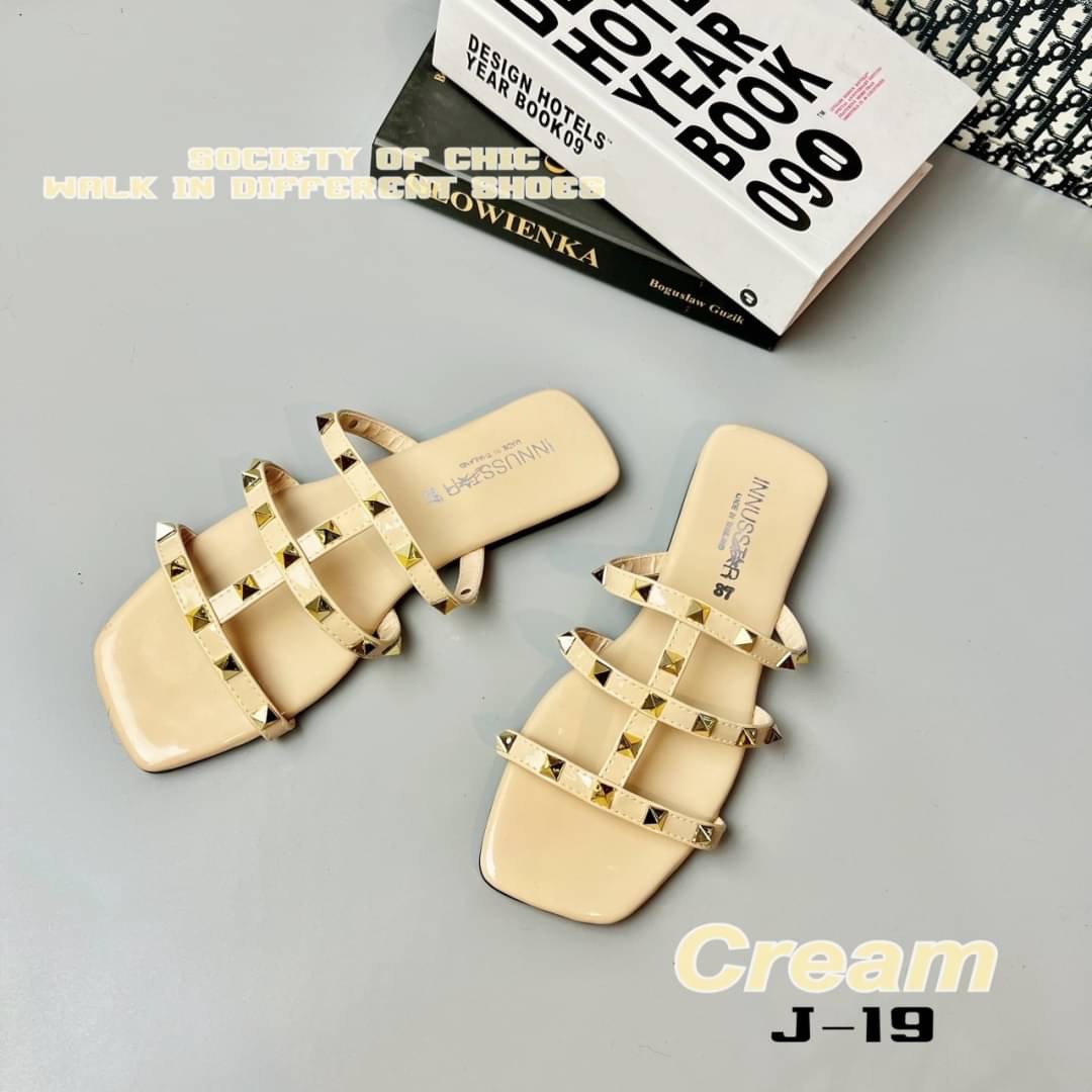 แบบขายดีรีพีท‼️ ตอบโจทย์ได้ดีในวันที่ไม่อยากส้นสูง แต่ยังอยากดูกริบ เป๊ะปัง สไตล์เซเลป อะไหล่ปิรามิดสีทอง เพิ่มความหรูดูแพง หนังแก้วเงา ดูแลง่าย ใส่ได้ตลอดไม่มีเอาท์ จริงๆค่ะ