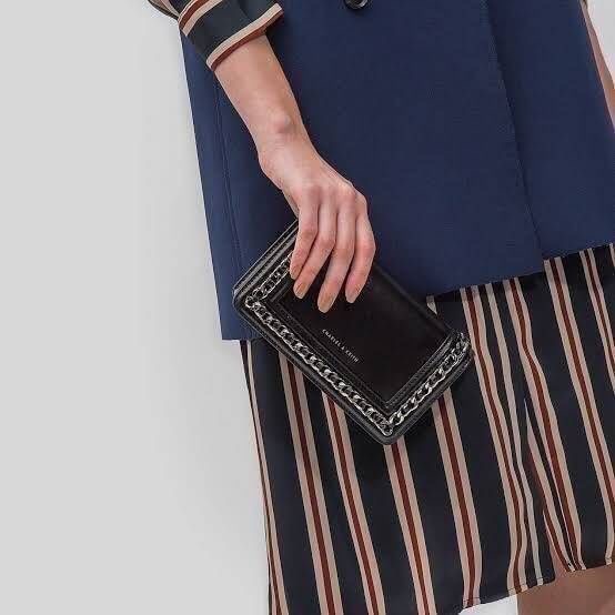 Charles&Keith Chain Rimmed Clutch กระเป๋าสะพายรุ่นใหม่!!ทรงcrossbodyหรือถอดสายถือเป็นทรงคลัชท์ได้ มีดีเทลโซ่ร้อยหนังรอบใบ เปิดปิดด้วยกระดุมแม่เหล็กใช้งานง่าย ภายในมีช่องซิป ช่องเสียบบัตรและช่องใหญ่ใส่ตระกูลพลัสได้ แยกเป็นสัดส่วน มาพร้อมสายสะพายแบบโซ่ต่อหน