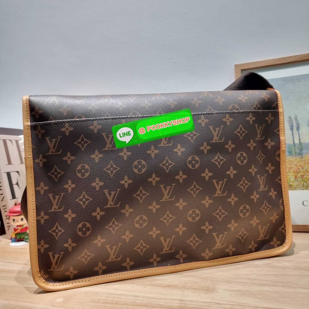 LV GIBECIERE CROSSBODY BAG กระเป๋าสะพายข้างใบใหญ่ ทรงแมสเซนเจอร์ เอาใจหนุ่มๆ ดีไซน์วินเทจ ย้อนยุค คลาสสิคไม่มีเบื่อ วัสดุหนังแคนวาส ทนทาน เปิด-ปิดด้วยสายคาดปรับระดับได้ ภายในมีช่องแบ่งเป็นสัดส่วนอย่างดี มีช่องซิป สายสะพายปรับได้ตามชอบ ใส่ของได้เลยแบบจุใจ