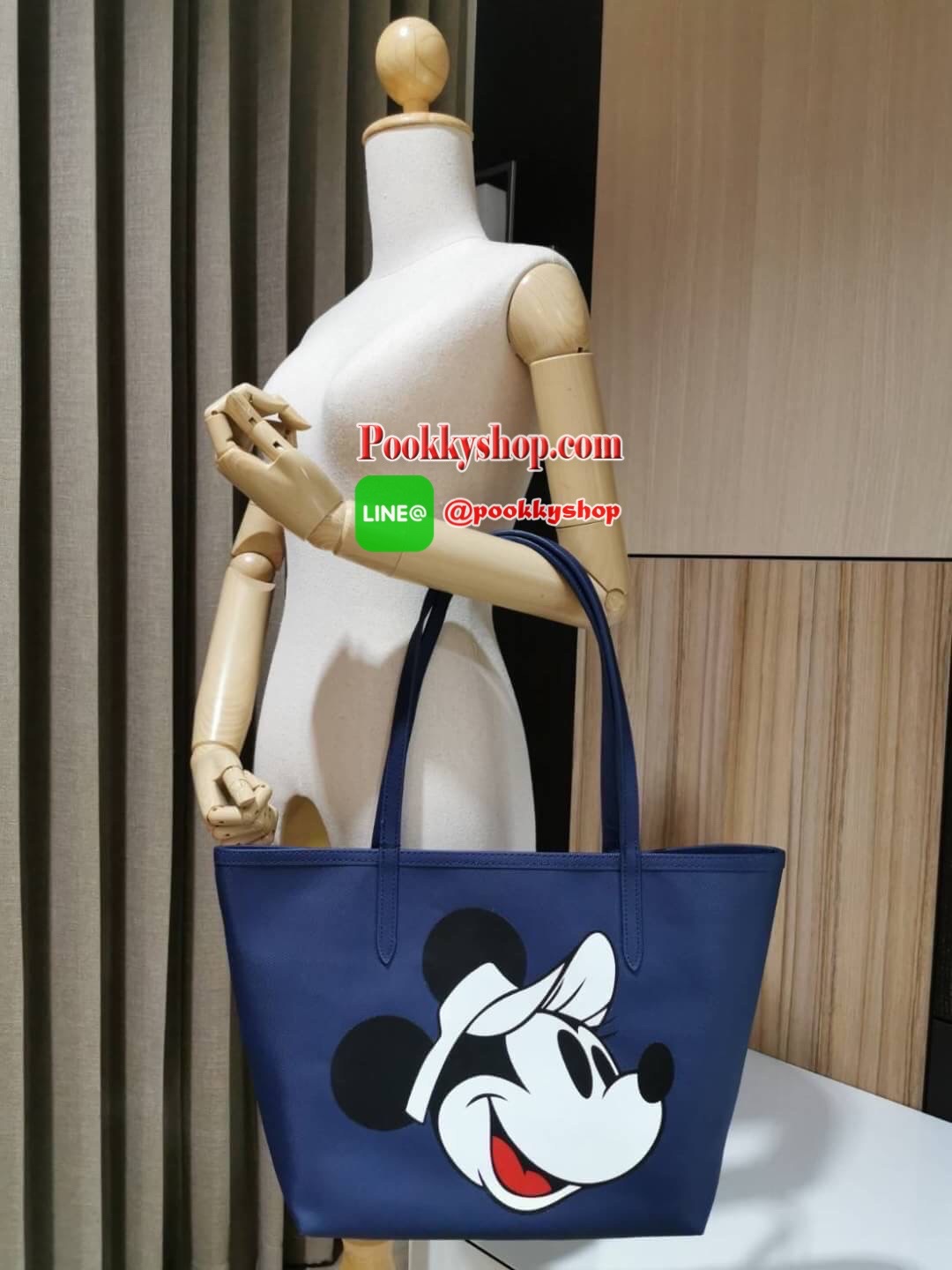 Don't Miss! Best Seller! ซื้อ1ได้ถึง2!! New! & Limited x Disney Holiday Collection Reversible Tote Bag With Clutch คอลเลคชั่นดิสนีย์ทรงTote มาพร้อมใบเล็กเข้าชุดสุดคุ้มสามารถแยกใช้ได้ วัสดุหนัง Saffiano สวยกันน้ำดูแลรักษาง่ายดีไซน์โดดเด่นมีลูก