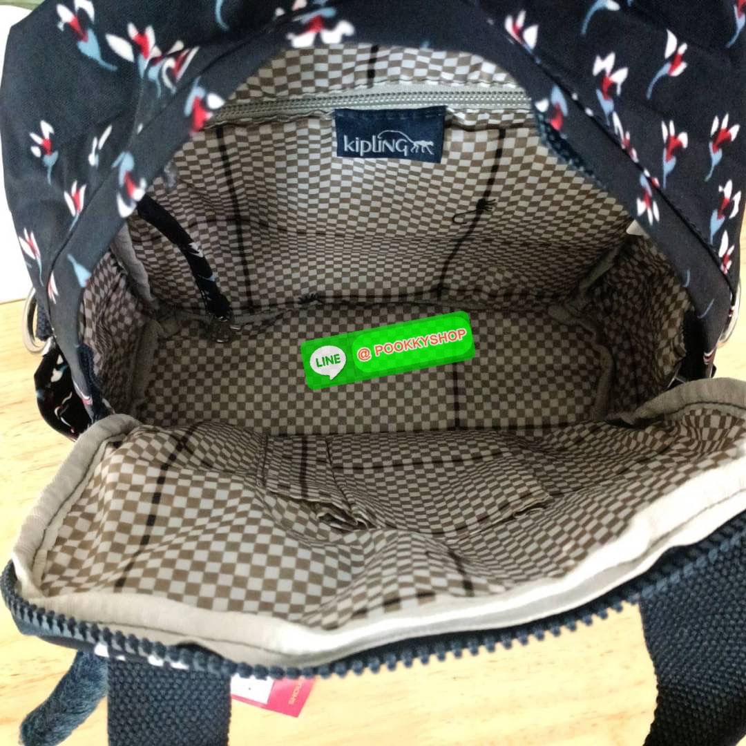 KIPLING 3 WAYS MINI BACKPACK ซับในลายตาราง กระเป๋าสะพาย 3 Ways รุ่นใหม่ วัสดุ Nylon & Polyester 100% หูหิ้วหนังปั๊มชื่อแบรนด์ สายสะพายยาวเลื่อนปรับได้ free size และ สามารถถอดได้ สามารถถือหรือสะพายได้ จะสะพายไหล่ สะพายเฉียง Crossbody หรือจะคล้องสายเป็นเป้ส