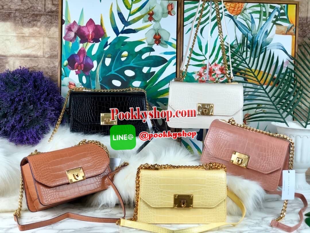 กระเป๋าสะพาย/ถือลายจระเข้รุ่น CHARLES & KEITH CROC-EFFECT CHAIN STRAP CROSSBODY BAG ด้านหน้าปั๊มแบรนด์ เปิดปิดแบบเปิดล็อก ด้านในแบ่งออกเป็น 2 ช่องใหญ่ มีช่องซิปตรงกลาง ช่องการ์ด 4 ช่อง ด้านในสามารถใส่กระเป๋าเงินใบกลางได้ /iPhone plus สายสะพายเป็นสายโซ่ครึ