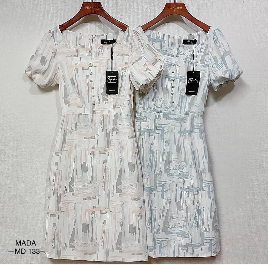 Dress ผ้าลายแขนตุ๊กตาพองปลายแขนเป็นยางด้วยค่ะรุ่นนี้ แต่งกระดุมช่วงอก ทรงเข้ารูปต่อเอวใส่ออกมาคือพอดีตัว ผ้าสวยเนื้อนิ่มลื่น ใส่สบาย งานซับในเย็บเก็บชาย ซิปหลังซ่อน