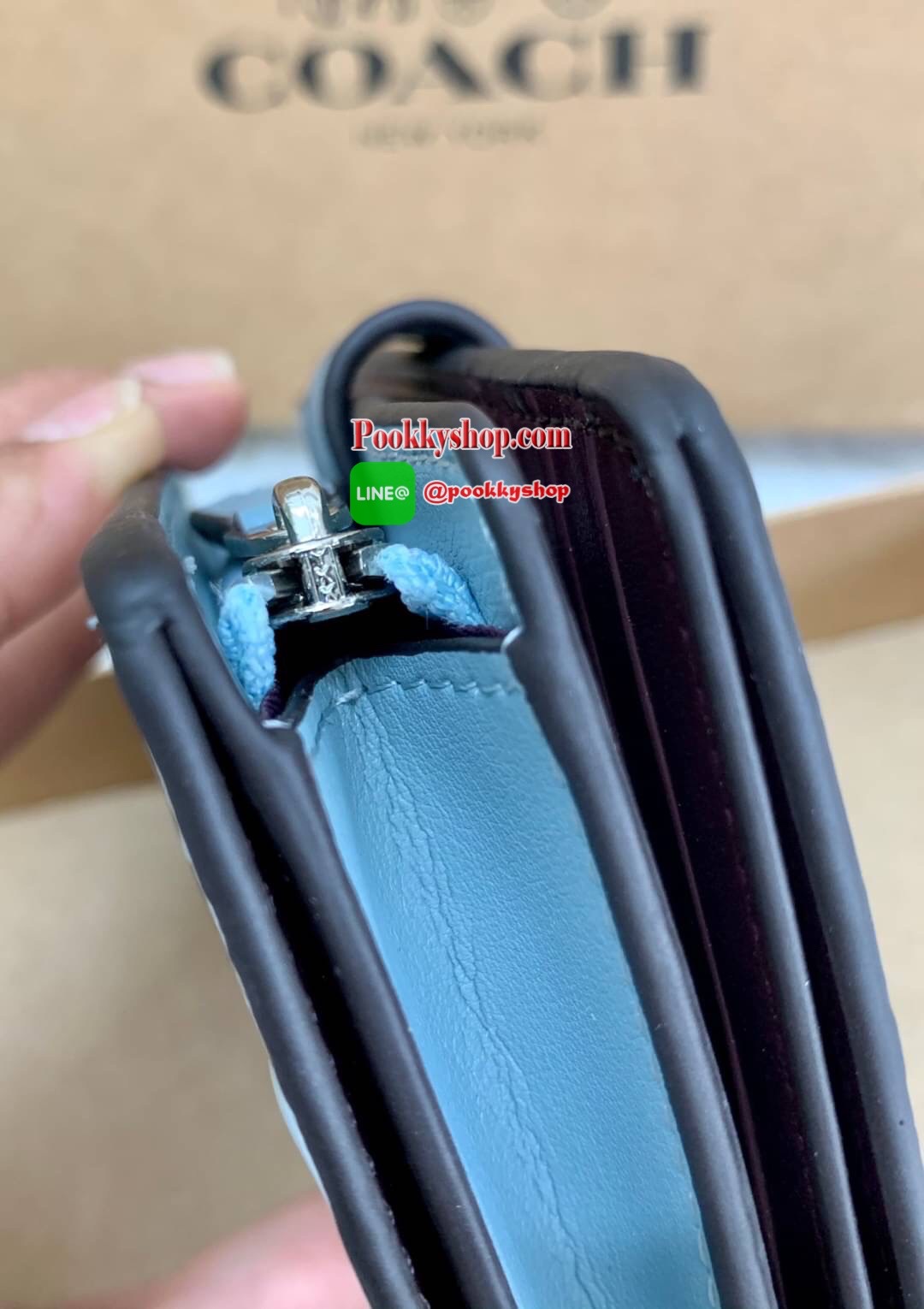 COACH 25937 WALLET กระเป๋าเงินใบกลาง หนังแก้ว แวว เช็ดทำความสะอาดง่าย ลาย Cนูนทั้งใบ สวยงามมากค่ะ