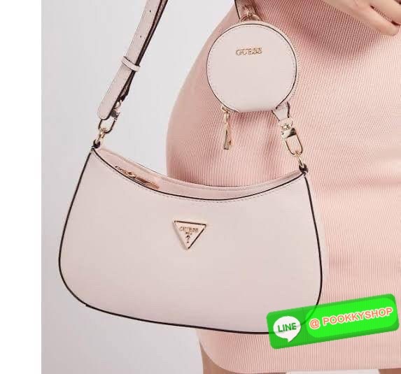 รุ่นใหม่ล่าสุด! GUESS ALEXIE TOP ZIP SHOULDER BAG กระเป๋าทรงยอดฮิต ซื้อ1ได้ถึง2ไอเท็ม วัสดุตัวหนังลาย SAFFIANO สวยหรู เปิดปิดด้วยซิปยาว ด้านในใส่กระเป๋าสตางค์ยาว มือถือได้ทุกรุ่น พร้อมช่องซิปและช่องใส่บัตรแยกให้ เพิ่มความน่ารักด้วย กระเป๋าใส่เหรียญใบเล็กท