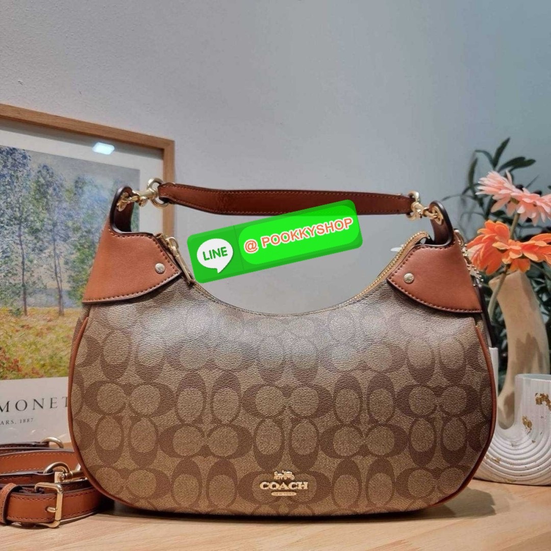 COACH CI791 MARA HOBO IN SIGNATURE CANVAS 🔆 Details รุ่นใหม่ พร้อมสีใหม่ก่อนใคร กับกระเป๋าสะพายทรงโฮโบ ใบใหญ่จุใจ ดีไซน์ออกมาให้รูปทรงดูหรู สุดพิเศษที่มีสายสะพายมาให้ถึง 2 แบบ เป็นสายสั้นสำหรับสะพายไหล่ และสายยาวสำหรับสะพายข้าง สามารถสลับใช้ได้ตาม