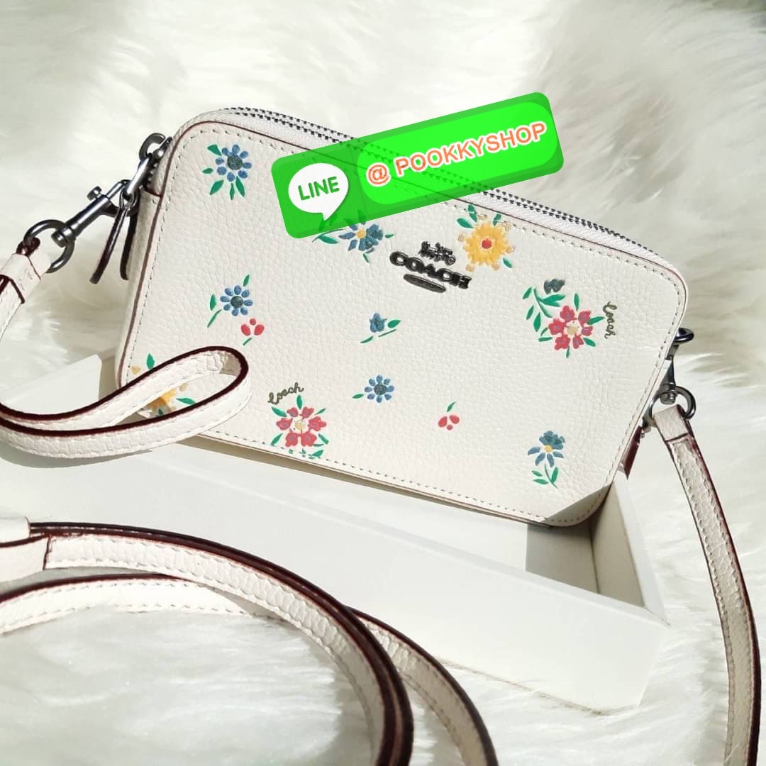 COACH 1103 KIRA CROSSBODY WITH WILDFLOWER PRINT 🏷 เป็นคอลเลคชั่นที่ฮอตมากๆอีกหนึ่ง!! รุ่นนี้ใช้ได้ถึง 2 แบบ!! กระเป๋าสะพายข้าง พร้อมสายคล้องมือ ปรับเปลี่ยนได้ไม่มีเบื่อ ดีไซน์เอกลักษณ์ลวดลายดอกไม้ ใครเห็นเป็นต้องชอบ!! วัสดุหนัง pepble สวยทนทาน ใส่