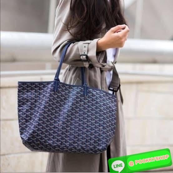 💕 Goyard Saint Louis Pm Bag กระเป๋าสุดคลาสสิกจากแบรนด์เก่าแก่ของฝรั่งเศส ความพิเศษคือแต่ละใบต้องเพนท์ลายโมโนแกรม Chevron ด้วยมือเท่านั้น จึงเป็นเหตุผลที่กระเป๋า Goyard กลายเป็นหนึ่งในกระเป๋าที่คนต้องการ โดยเฉพาะรุ่น St. Louis Tote ที่ว่ากันว่าเป็น