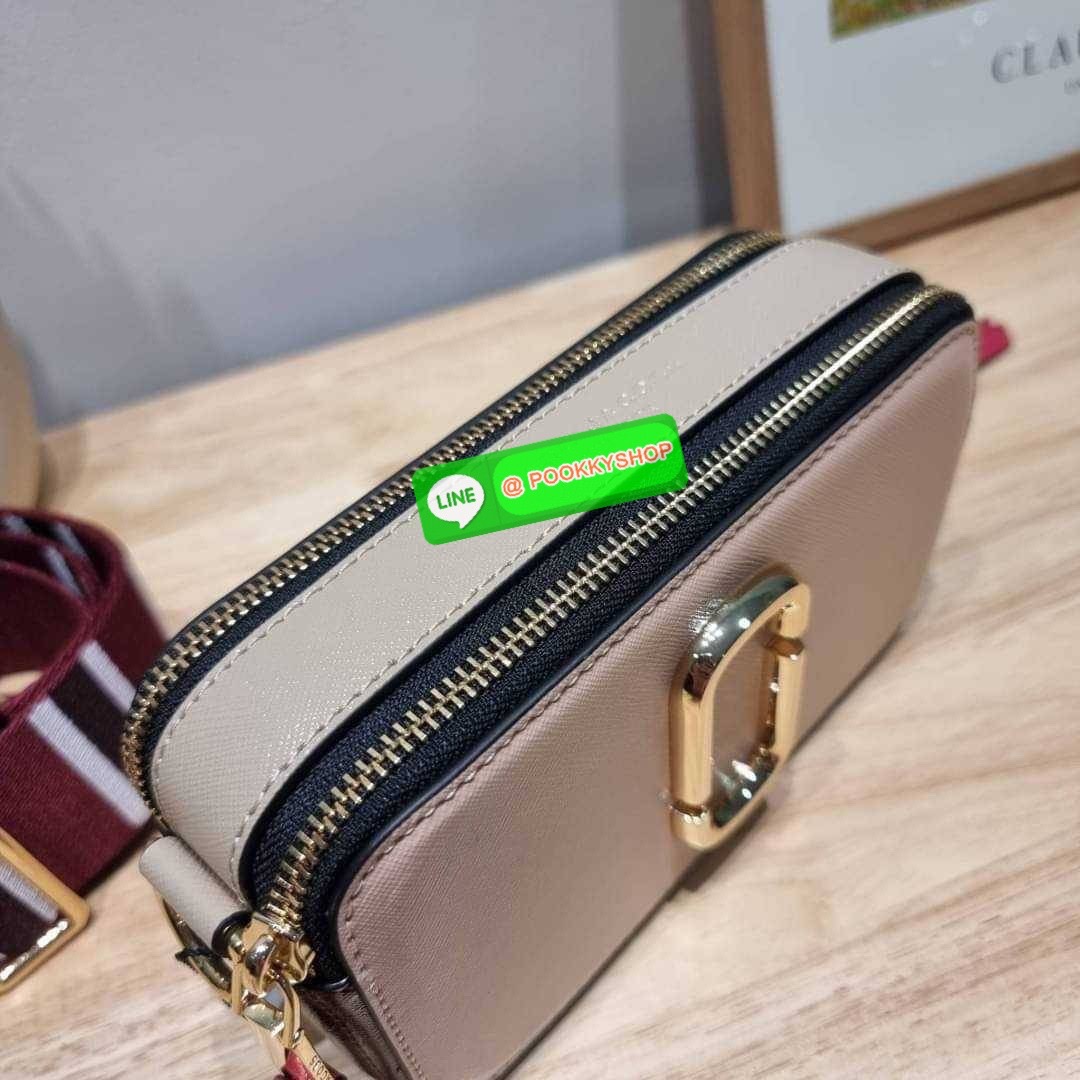 MARC JACOBS THE SNAPSHOT CAMERA BAG ไอเท็มยอดฮิตที่โดดเด่นเป็นเอกลักษณ์ กับกระเป๋าสะพายข้างสุดปัง เรียกได้ว่าไม่ซ้ำใคร!! วัสดุหนังวัว สวยอยู่ทรง เปิด-ปิดกระเป๋าด้วยซิป มีซิปหลัก 2 ช่อง แบ่งสัดส่วนไว้ดีมาก มาพร้อมสายสะพายสปอร์ตเส้นใหญ่ ที่ออกแบบโทนสีมาให้เ