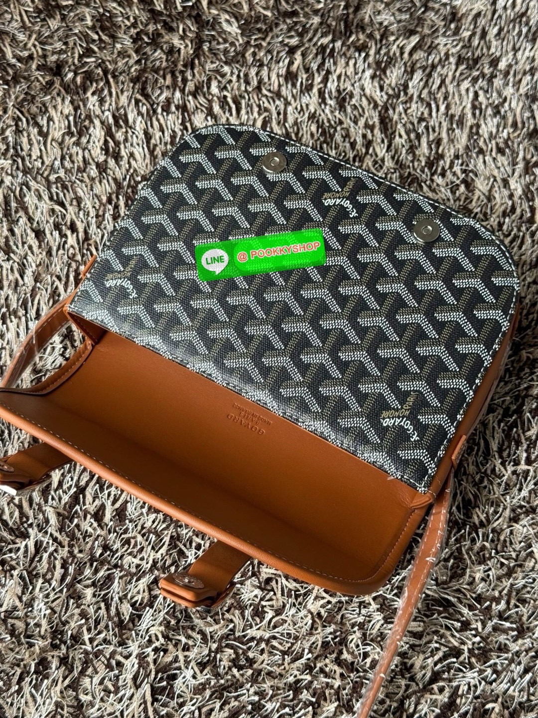 Goyard Belvedere Messenger ถูกออกแบบให้มีน้ำหนักเบาเพื่อความคล่องตัวสามารถใส่สิ่งของ ได้อย่างสบายและถือได้ว่าเหมาะอย่างยิ่ง สำหรับการใส่หลากหลายโอกาสด้วยสายสะพายแบบสะพายข้าง และฝาปิดกระเป๋าทั้งสองฝั่งที่แน่นหนา และยังมีการเพิ่มลูกเล่นด้วย ช่องใส่ของทางด้า