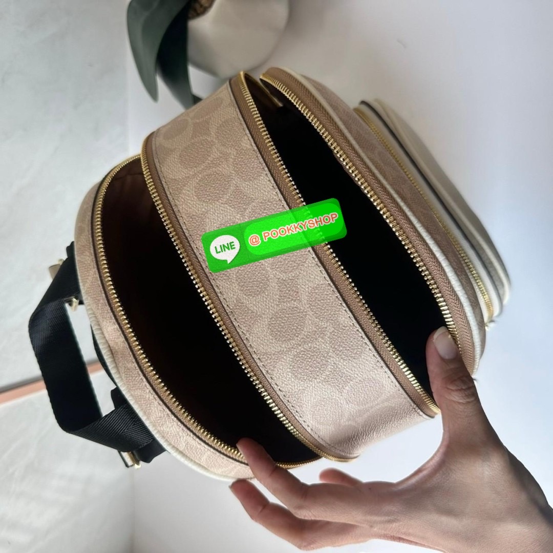 Coach Court Backpack In Signature Canvas 🔖กระเป๋าเป้สะพายหลัง ขนาดกำลังดี สะพายได้ทุกโอกาส 🔖วัสดุ : หนังแคนวาส ตัดหนังแท้ 🔖เปิด-ปิดแบบซิป ด้านในมีกระเป๋าซิปและกระเป๋าอเนกประสงค์ ปิดด้วยซิปคู่ มีซับในผ้า มีช่องซิปด้านนอก 🔖สา