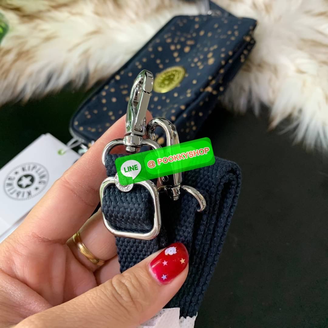 KIPLING 3 Monkey program Seoul up clutch & sling bag กระเป๋าคล้องมือ หรือ สะพายข้าง ขนาดเล็ก วัสดุ Nylon & Polyester 100% ใช้งานได้ 2 รูปแบบ มีสายสลับเปลี่ยนได้ทั้งแบบคล้องมือหรือสะพายข้าง เปิด-ปิดด้วยซิป ช่องหลักโล่ง มีช่องใส่บัตรด้านข้าง 6 ช่อง และช่องด
