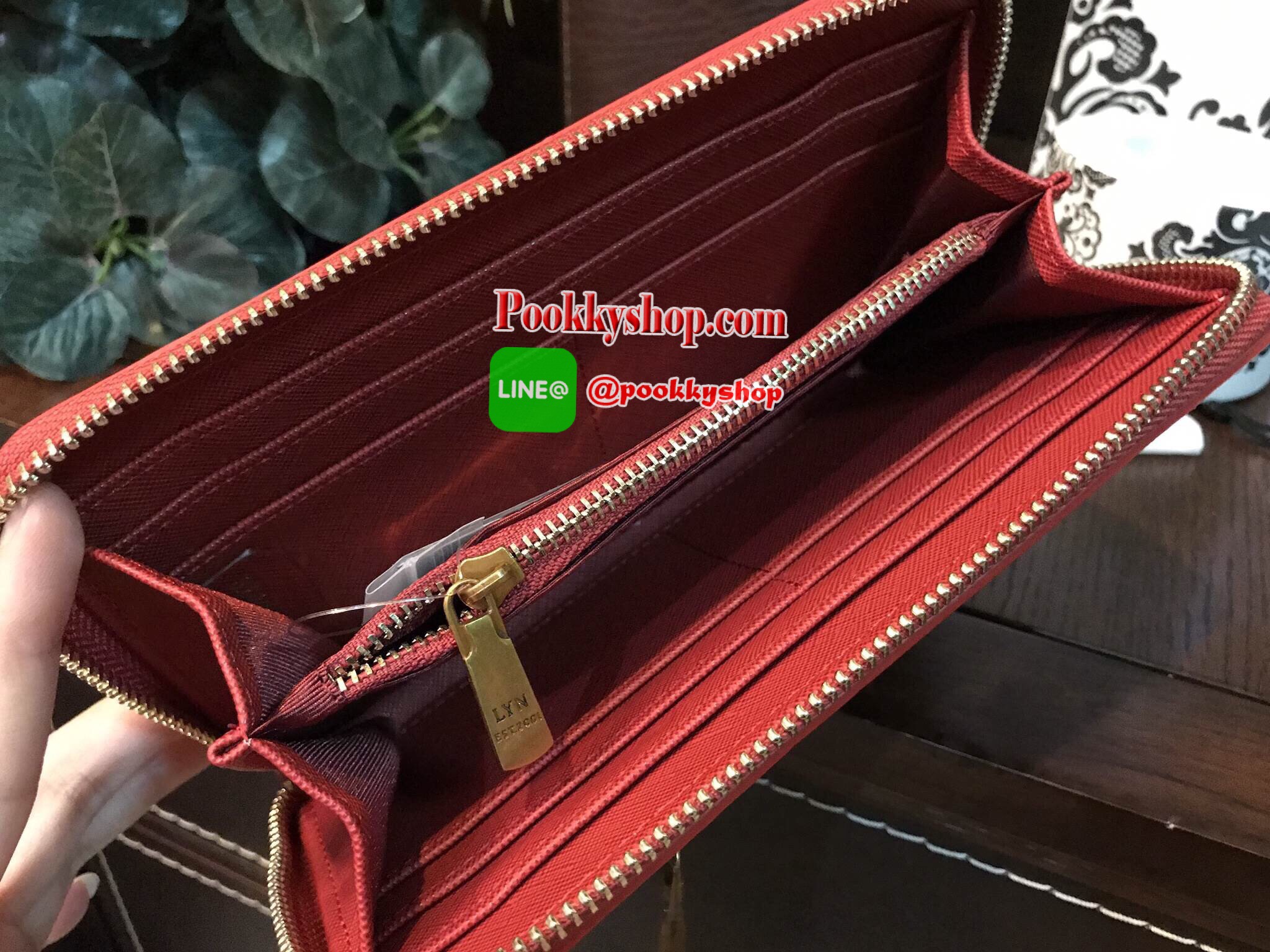 LYN Long Wallet กระเป๋าสตางค์ใบยาวซิปรอบรุ่นใหม่ล่าสุดวัสดุหนัง Saffiano สวยหรูสไตล์ PRADA ด้านหน้ามีโลโก้และช่องซิปใช้งานได้จริง ภายในมีช่องซิปสำหรับใส่เหรียญ, มือถือ iphone และช่องใส่บัตรหลายช่อง หัวซิปปั้มโลโก้แบรนด์ มาพร้อมป้าย Tag เเละถุงผ้ากันฝุ่น L