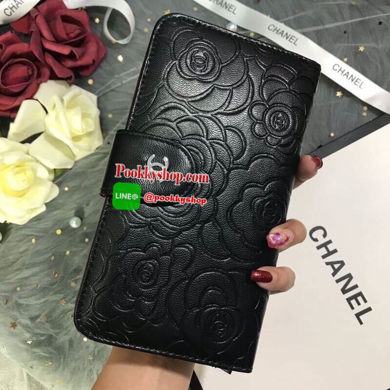 NEW IN!! กระเป๋าสตางค์ใบยาวรุ่น 2 in 1 มีทั้งซิปรอบและฝาพับในตัว อะไหล่เงิน สวยรับทรัพย์จากแบรนด์ Chanel premium for gift วัสดุหนังสังเคราะห์เรียบ ปั๊มลายดอกคามิเลียเต็มใบ สัมผัสนิ่มมือ เปิด-ปิดด้วยกระดุมและซิปรูดรอบใบ ใช้งานง่าย ภายในกระเป๋ามีช่องใส่บัตร