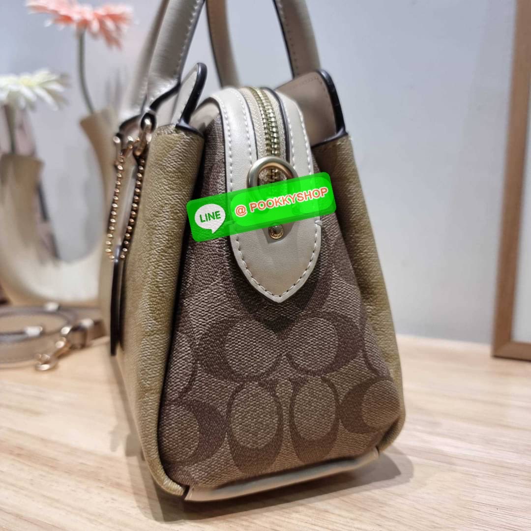 COACH CH503 MINI DARCIE CARRYALL IN BLOCKED SIGNATURE CANVAS คอลเลคชั่นใหม่ กระเป๋าสะพายทรงถัง ไซส์มินิ ดีไซน์ออกมาดูหรูมาก วัสดุหนังแคนวาสเคลือบผิว สวย คลาสสิค มาพร้อมสายสะพายข้างและหูหิ้วในตัว ถอดออกถือคล้องแขนเก๋ๆ หรูๆยังได้ ภายในเป็นช่องโล่ง แบ่งสัดส่