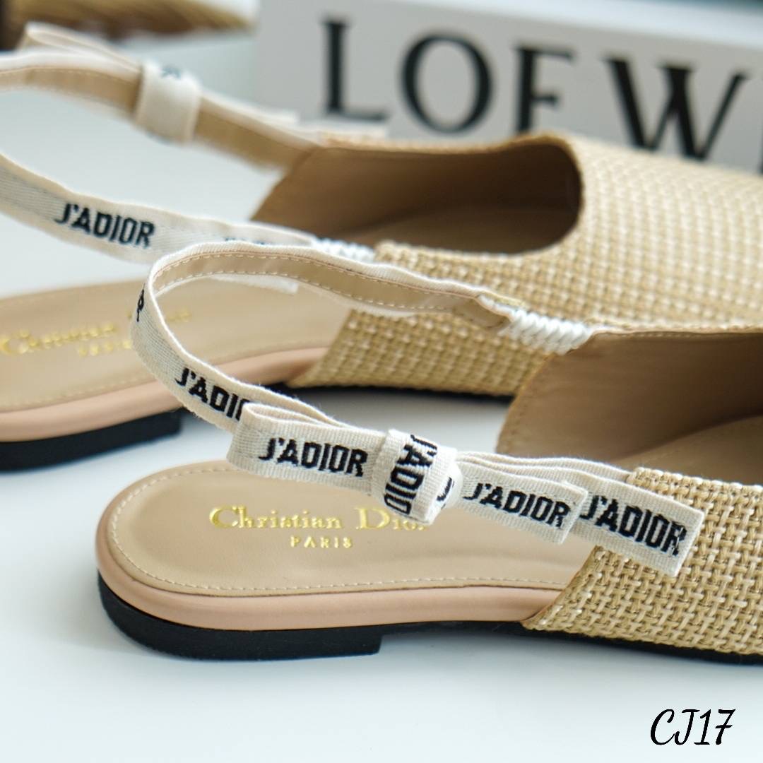 พร้อมส่ง รองเท้า D io r ตัวใหม่ ทรงสวมปิดหัวส้นแบน สายรัดส้นเป็นริบบิ้น งานปักโลโก้ วัสดุทำจากผ้ากระสอบซับหนังนิ่มด้านใน งานสวยมากค่ะ น่ารัก สุดๆ สีสวย พื้นปั้มแบรนด์
