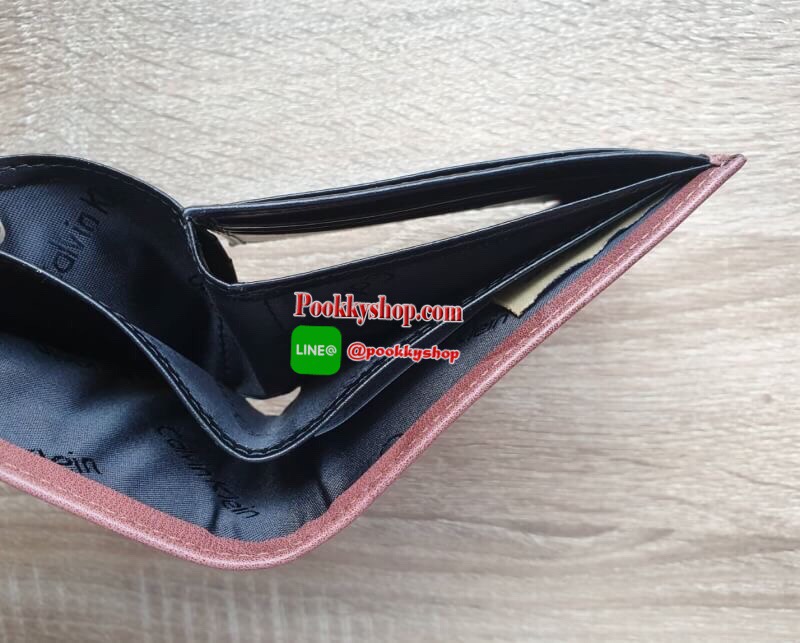 New arrival!!! พร้อมส่ง Calvin Klein Wallet กระเป๋าสตางค์แบบพับ 2 ตอนสำหรับผู้ชาย ตัวกระเป๋าเป็นหนังลวดลายโดดเด่นดูไม่จำเจ ด้านในมีช่องใส่บัตร ใส่ธนบัตรแยกเป็นสัดส่วน ไม่ว่าจะใช้เองหรือเป็นของขวัญก็คุ้มค่าน่าใช้มากค่า