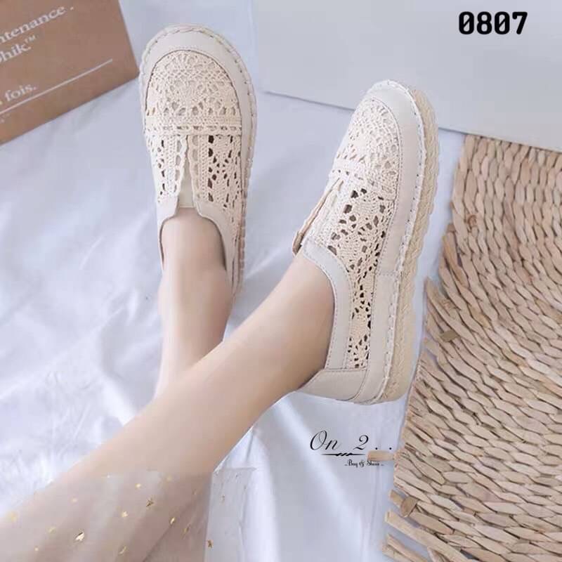 สวยแค่ไหนถามใจดู รองเท้าผ้าใบลูกไม้งานจริงสวยมากก ใส่ง่ายด้านหน้าเป็นยางยืด พื้นเสริมกันลื่นใส่เข้ากับชุดง่ายได้ทุกชุด มา2สี