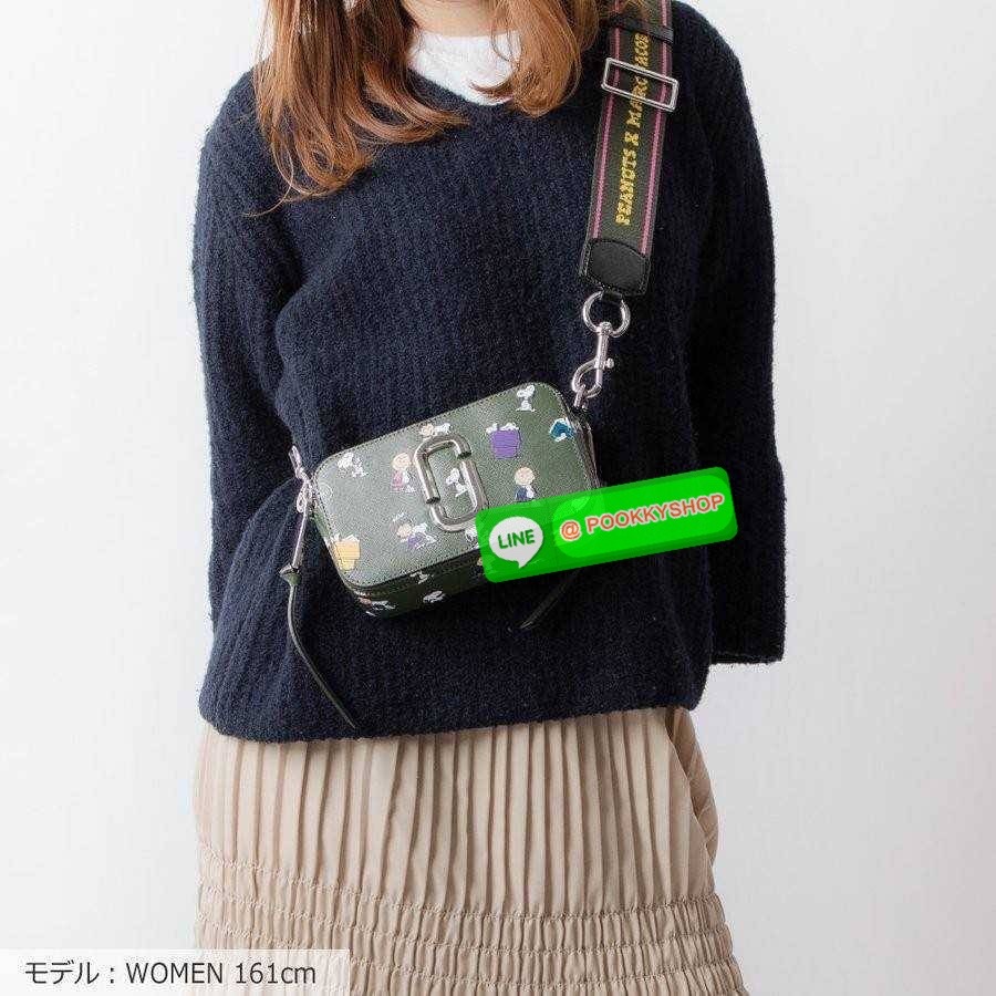 PEANUTS × MARC JACOBS THE SNAPSHOT CROSSBODY BAG คอลเลคชั่นแสนคิวท์ ที่ยกขบวนเหล่าซุปตาร์การ์ตูนมาให้แบบจัดเต็ม กับไอเท็มยอดฮิตที่โดดเด่นเป็นเอกลักษณ์ กระเป๋าสะพายข้างสุดปัง ดีไซน์ลายพรินท์แก๊งค์การ์ตูนสุดฮอต เรียกได้ว่าไม่ซ้ำใคร!! วัสดุหนังวัว สวยอยู่ทรง