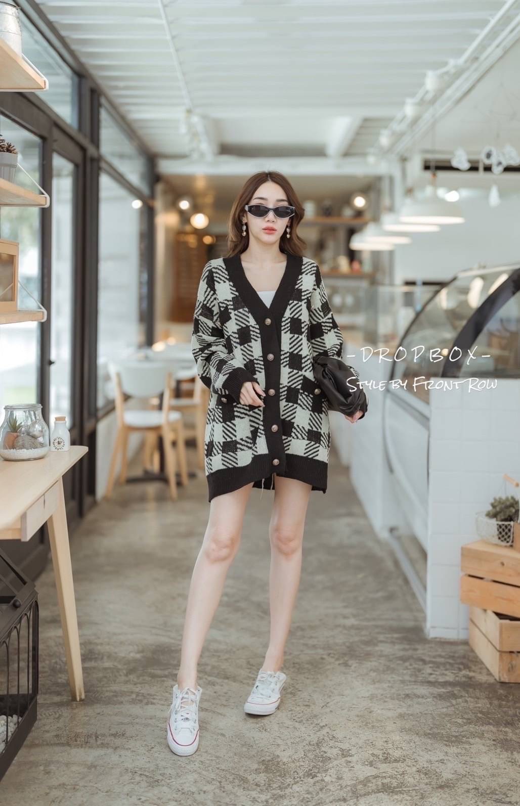 DROPBOX Style by Front Row Korea Oversize 2 Tone Big Shino Long Sleeves Knitting Cadigan เสื้อคาดิเเกนไหมพรมเเขนยาว งานผ้าไหมพรมทรงโอเวอร์ไซส์ กระดุมเรียงหน้า ผ้าไหมพรมนิ่มๆ รุ่นนี้ทรงโอเวอร์ไซส์ใส่เกาหลีๆ เลยคะสาวๆ