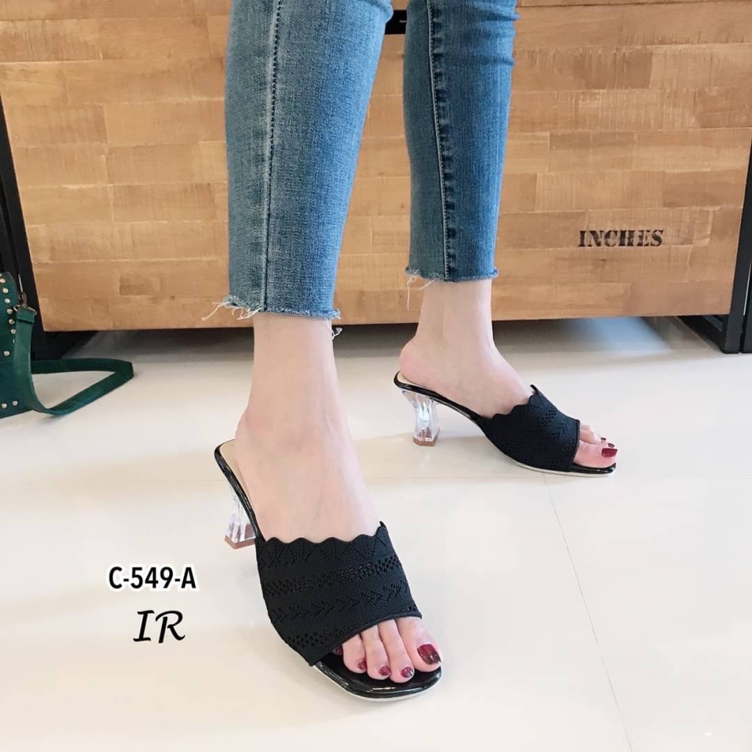 แบบขายดี!!! พร้อมส่ง เกินคำบรรยายสำหรับรุ่นนี้ มีความใส่สวยเริ่ดจีจีนะ!! รองเท้าทรงสวมวัสดุผ้าไหมญี่ปุ่นขอบหยักส้นสูงใส สูง 2.5 นิ้ว แนะนำว่าควรจะมีติดตู้ไว้เลย แมทซ์สวยทุกชุด มีความทนทาน ใช้งานได้คุ้มค่าสุดๆ ไม่อยากให้สาวๆพลาดกันเลยจร้า