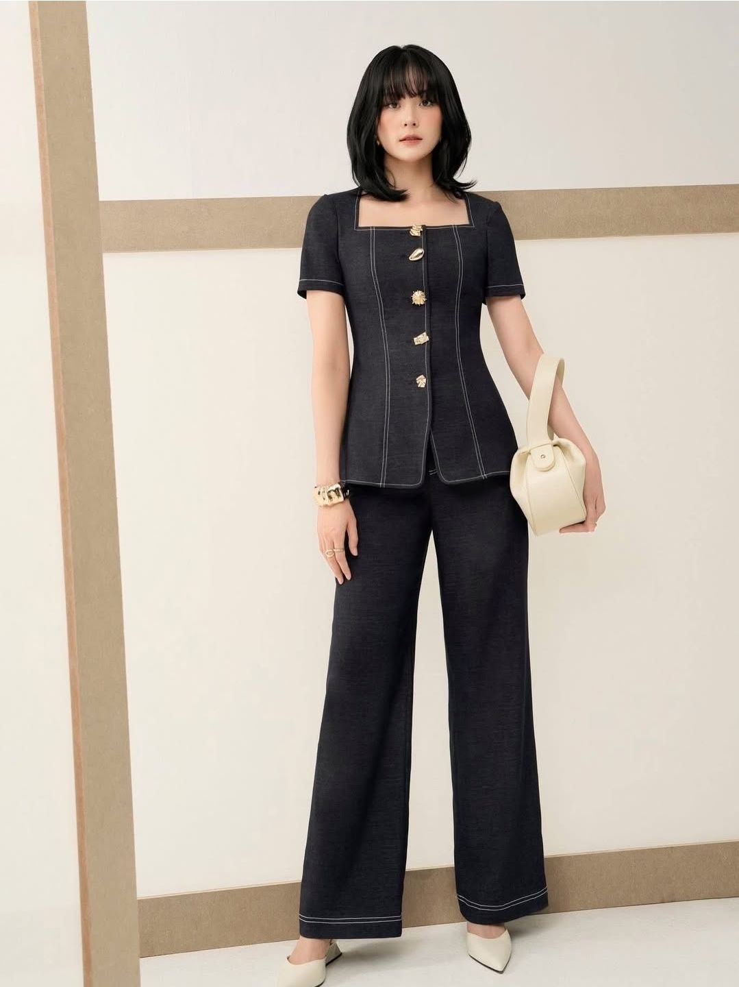 ชุดเซทแฟชั่น เซ็ตเสื้อคอเหลี่ยมแขนสั้นที่โดดเด่นด้วยกระดุมสีทองเไซน์แตกต่างกันออกไป