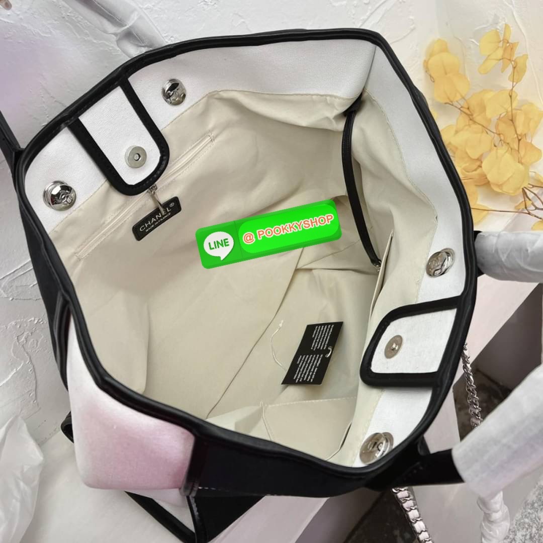 🌟 New Arrival !! รุ่นที่สาวๆรอคอย CHANEL CANVAS TOTE BAG จากงานพรีเมี่ยม VIP GIFT รุ่นดังเลยค้า SIZE ใหญ่อลัง ตัวกระเป๋าเป็นผ้า CANVAS เนื้อดีสมราคา อะไหล่เงินปั้มแบรนด์แท้ทั้งใบ ด้านหน้าปักแบรนด์สุดหรู จุของได้เยอะมากก มีช่องซิป/ใส่ของเป็นสัดส่วน