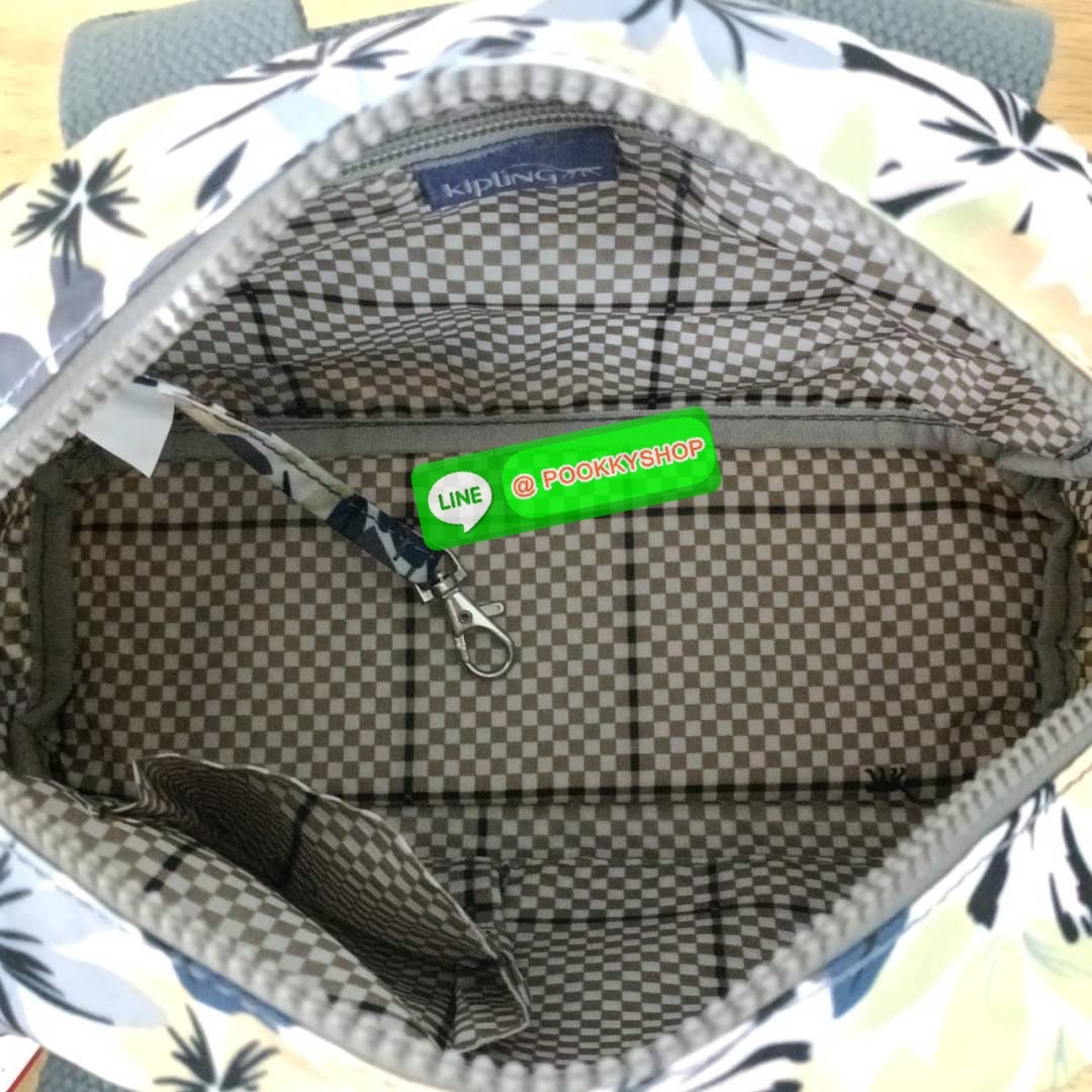 Kipling K1006 Handbag กระเป๋าถือหรือสะพาย วัสดุ Polyester 100% รุ่นใหม่ มีให้เลือกทั้งแบบเรียบ และ ลายน่ารัก มีช่องแยกด้านหน้า 2 ช่อง ช่องหลักโล่งกว้าง พร้อมช่อง pocket แยก 2 ช่อง ใช้งานได้ครบครัน สามารถสตางค์ใบยาวได้ ขนาดกำลังดี จะใช้ทำงาน ไปเรียน หรือ ถ