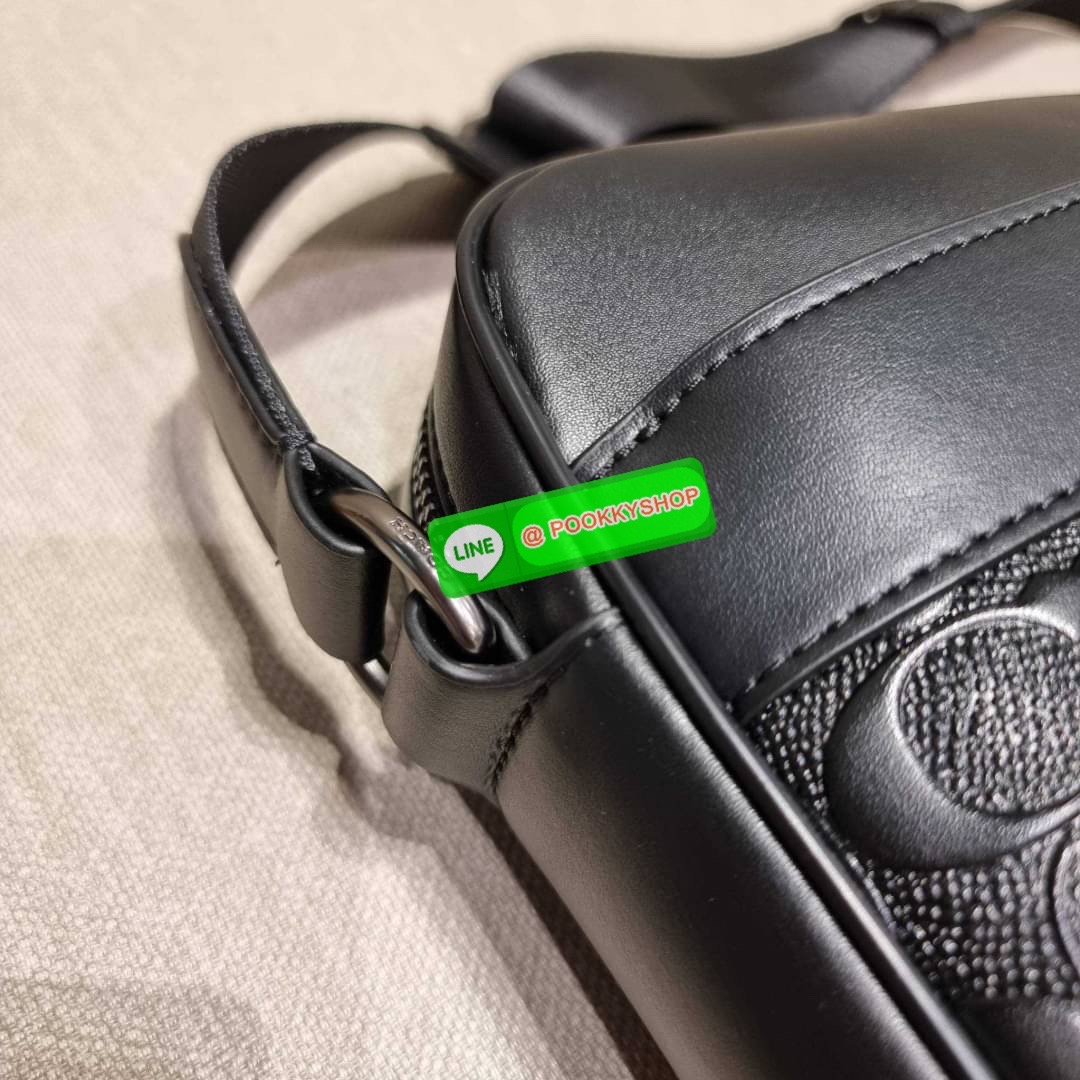 COACH F28455 CHARLES CAMERA BAG IN SIGNATURE LEATHER รุ่นสุดฮิตที่หนุ่มๆเค้ารู้กัน กับกระเป๋าสะพายข้างทรงแมสเซนเจอร์ ที่อัพเลเวลความหรูด้ายลายปั๊มซิกเนเจอร์นูน บนวัสดุหนัง crossgrain ตัดสลับด้วยหนังแท้ สัมผัสดีทั้งใบ มีช่องซิปให้ด้านหน้า และช่องย่อยด้านหล