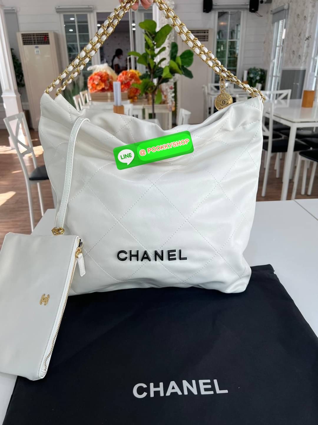 New Arrivals!!! CHANEL BAG VIP GIFT WITH PURCHASE (GWP) พรีเมี่ยมกิ๊ฟสุดหรู วัสดุหนังแกะสังเคราะห์นุ่ม ลื่น มันเงา อะไหล่ทองหรูหรา ไอเท็มมาแรง เกินต้านน ดีเทลเรียบๆแต่หรูหรา ใช้ได้ทุกโอกาศ เปิด-ปิด ด้วยกระดุมแม่เหล็ก ภายในโล่ง มีช่องซิป มาพร้อมใบลูกใส่ตัง