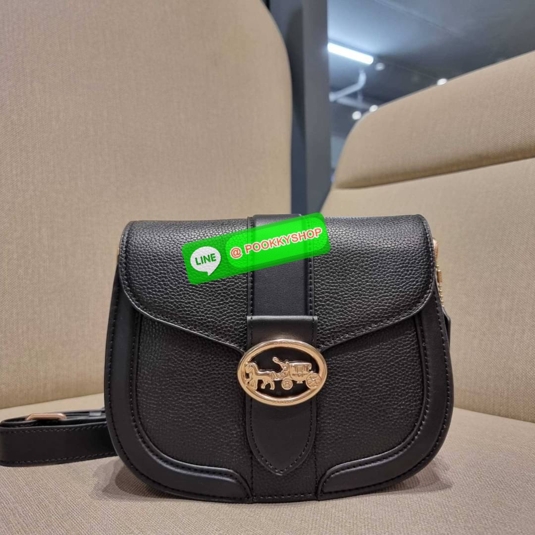 COACH C3593 GEORGIE SADDLE BAG IN COLORBLOCK SIGNATURE CANVAS WITH RIVETS ยกระดับความหรูให้กับตัวเองกันหน่อย ด้วยกระเป๋ารุ่นนี้!! ครอสบอดี้ที่ดีไซน์หรู อัพเลเวล ในราคาที่จับต้องได้ วัสดุหนังแคนวาสเคลือบสลับหนังเรียบ พิเศษไปอีกตกแต่งขอบด้วยหมุด เพิ่มดีเทลก