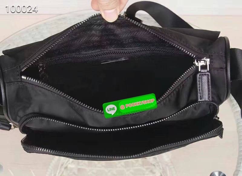 Prada Nylon Travel Bag กระเป๋าถือวัสดุผ้า nylon เนื้อหนา ใบใหญ่ คุณภาพดี อะไหล่เงินสวยหรู ผสมหนังแท้ ด้านหน้าประดับ logo brand ช่องหลักเปิดปิดด้วยซิป ภายในโล่งกว้างจุได้เยอะแบบจุใจ มีช่องซิป และช่องเล็ก ซับในพิมพ์ลายโลโก้แบรนด์สวยๆ มาพร้อมสายสะพายยาว ปรับ