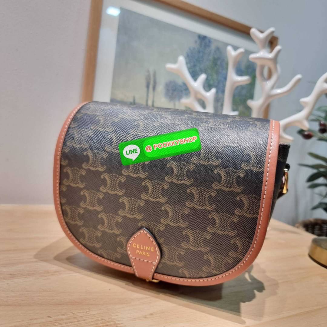 🔆 Model CELINE FOLCO SHOULDER BAG IN TRIOMPHE CANVAS 🔆 Details รุ่นยอดฮิต ขายดีไม่มีตก กับกระเป๋าสะพายข้าง ทรงสวยโดดเด่นเป็นเอกลักษณ์ ดีไซน์โค้งมนสวยงาม เปิด-ปิดกระเป๋าด้วยสายหนัง สายสะพายในตัว ปรับได้ ภายใรเป็นช่องโล่ง แบ่งสัดส่วนไว้อย่าง