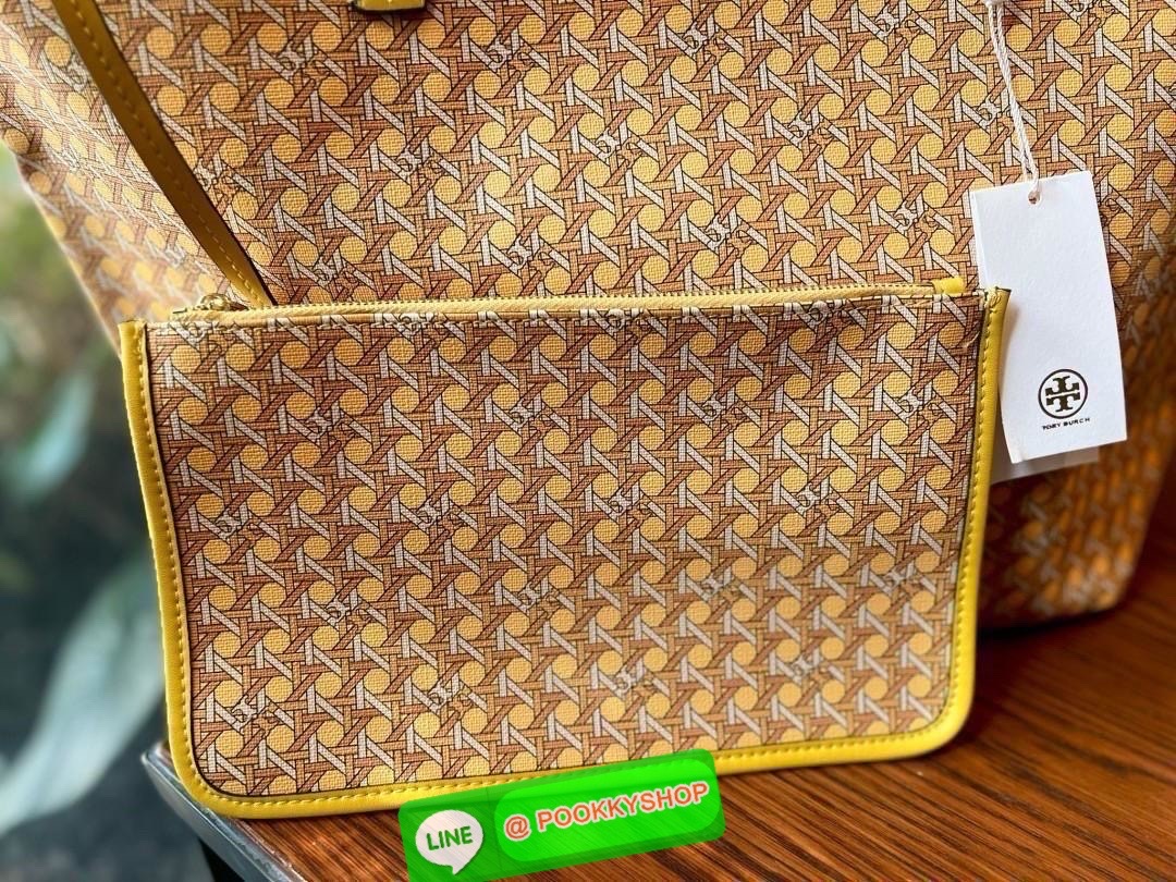 TORY BURCH EVER READY ZIP TOTE BAG 💌พร้อมส่ง! กระเป๋าทรงTote ที่ทำให้ทุกๆวันง่าย หยิบจับของสะดวกพกพาสะบาย หนังแท้ ทั้งใบพิมพ์ลายสวยค่ะ ✔️มาพร้อมกระเป๋าลูกแบบซิป สามารถแยกออกใช้งานได้ต่างหาก ภายในใส่มือถือลงไปได้ค่ะ ✔️ใบหลักมีซิปปิดปา
