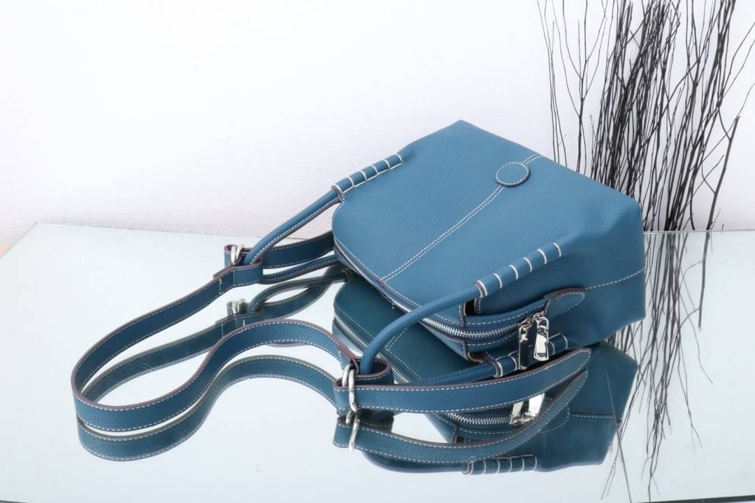 TOD’S กระเป๋าทรงหมอน สไตล์ lindy มีหูหิ้วและสายสะพายยาว เรียบหรูดูดี เท่ห์ๆ จุของได้เยอะ ใส่ของใช้ชีวิตประจำวันได้เต็มเปี่ยม น้ำหนักเบาใช้งานง่าย งานเกรดพรีเมี่ยมสุดๆ