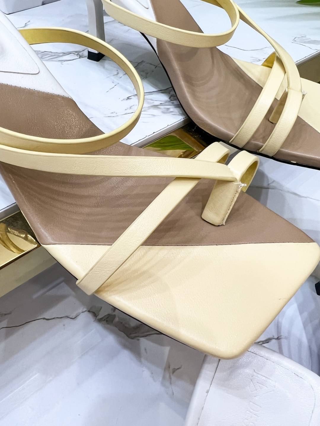 𝙉𝙀𝙒 𝙉𝙀𝙒 ‼️ รองเท้างานเกาหลี ส้นสูงคาดเส้น รุ่นนี้ความเกร๋เป็นสีทูโทน น่ารักมากๆ มีมาให้เลือก2สี สาวๆมินิมอลล์ไม่ควรพลาด พื้นนิ่มใส่สบาย แมทช์กับเสื้อผ้าง่ายเกาหลีเกาใจที่สุดค่ะ